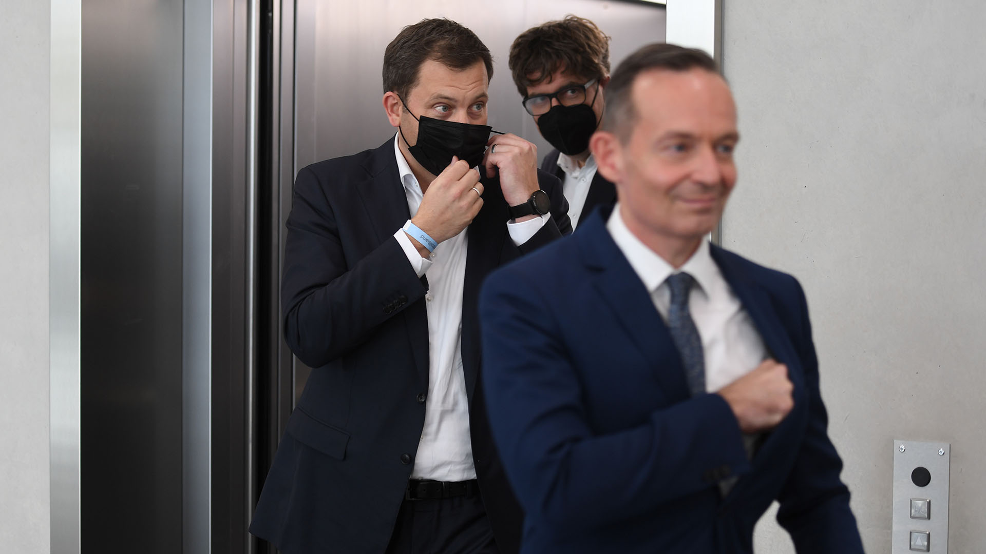 Vertreter von SPD, Grüne und FDP kommen zu einem Pressestatement im Tagungsort für die Koalitionsverhandlungen.  | dpa