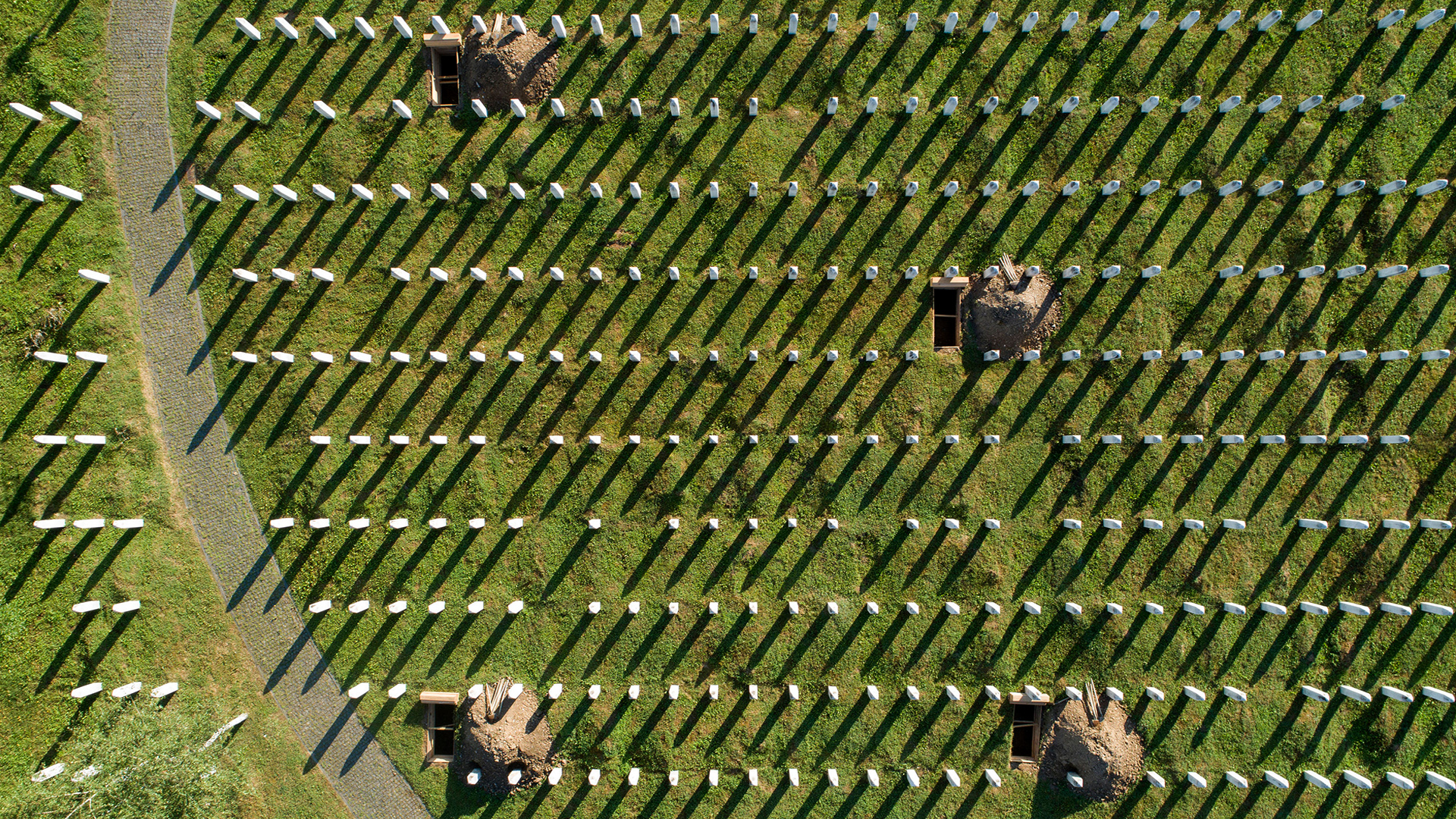Eine Luftaufnahme des Genozid-Gedenkzentrums von Srebrenica  und der neu ausgehobenen Gräber in Potocari, Bosnien | AP