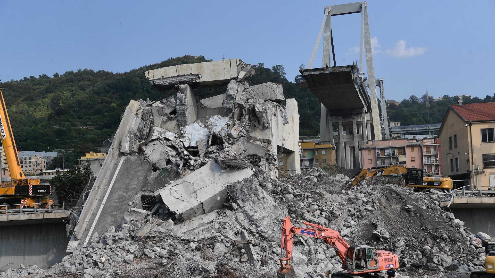 Luftaufnahme der eingestürzten Morandi-Autobahnbrücke in Genua | dpa