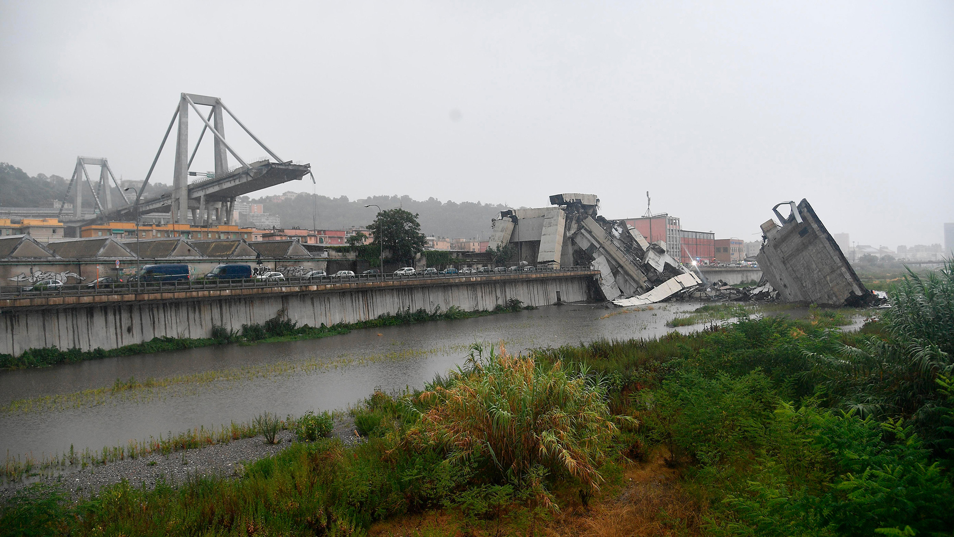 Bild der eingestürzten Brücke in Genua | dpa