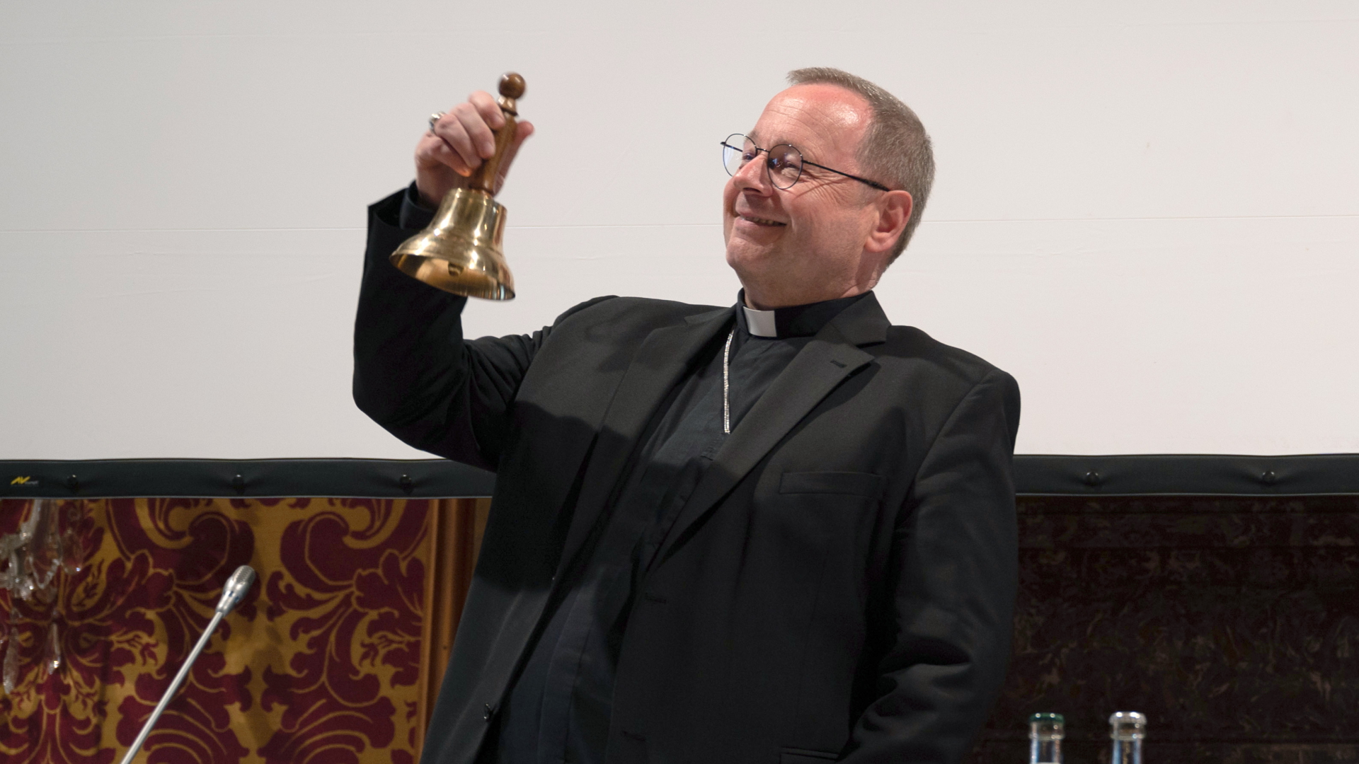 Der Vorsitzende der Deutschen Bischofskonferenz, Georg Bätzing, läutet eine Glocke. | dpa