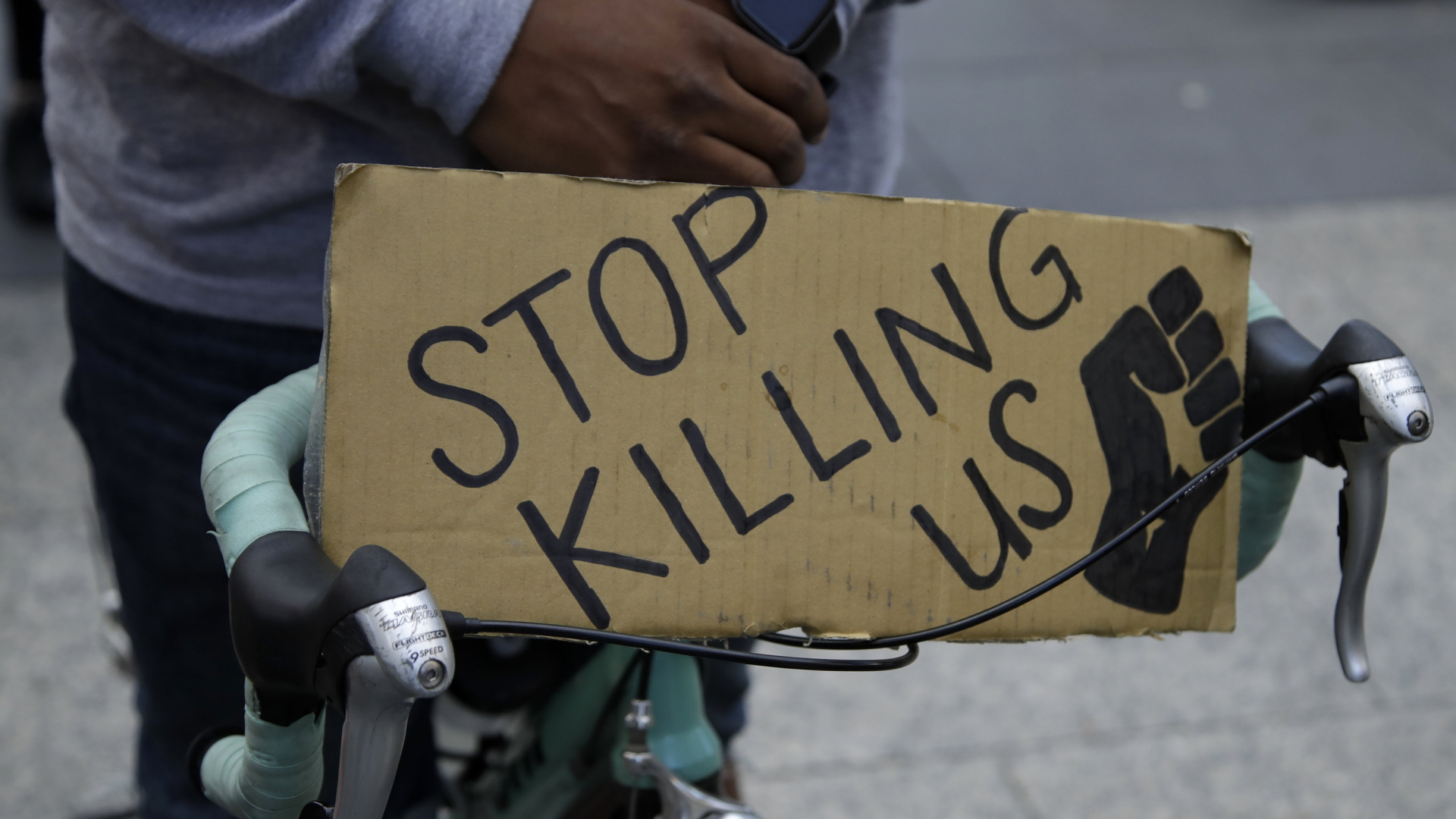 "Hört auf, uns zu töten" fordert ein Demonstrant in San Francisco. | AP