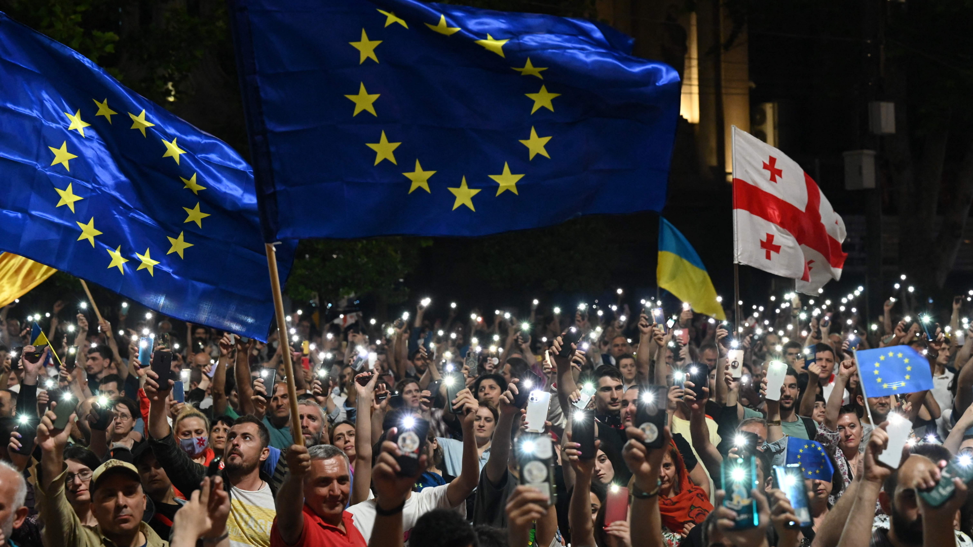 Zehntausende Menschen demonstrieren in Georgien für einen EU-Beitritt