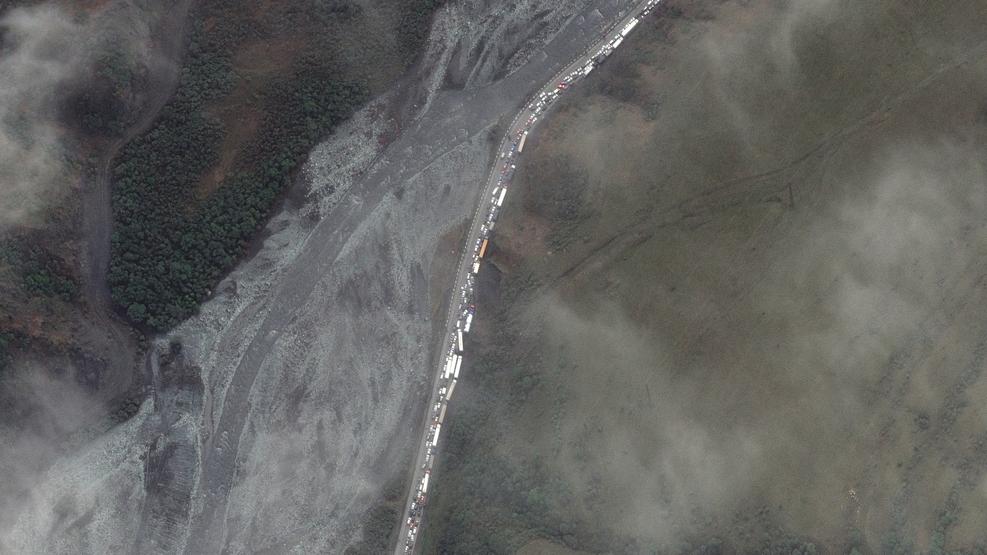 Ein Satellitenbild zeigt einen Stau nahe der russischen Grenze zu Georgien. | dpa