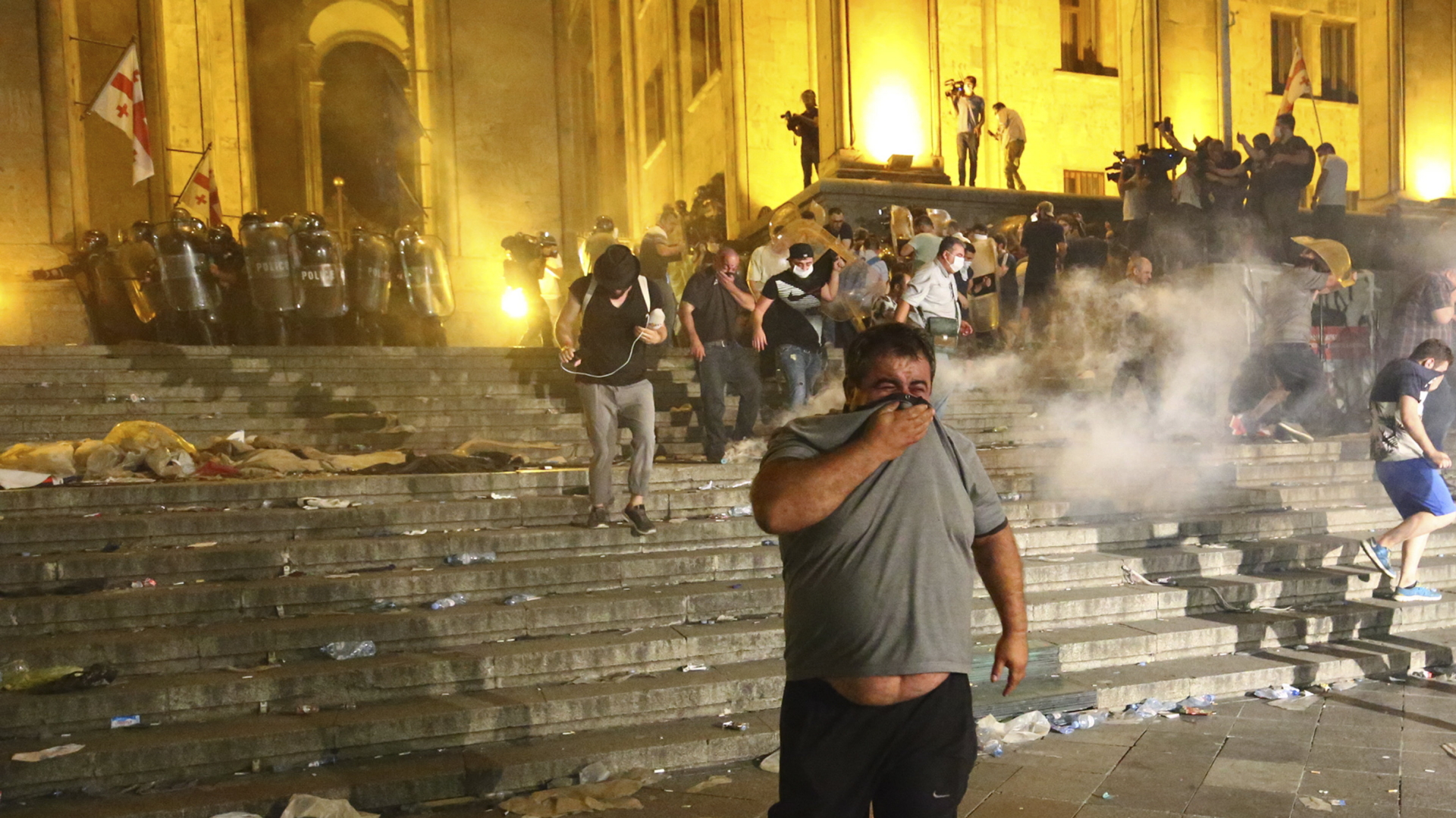 Einsatz von Tränengas gegen Demonstranten in Tiflis | Bildquelle: AP