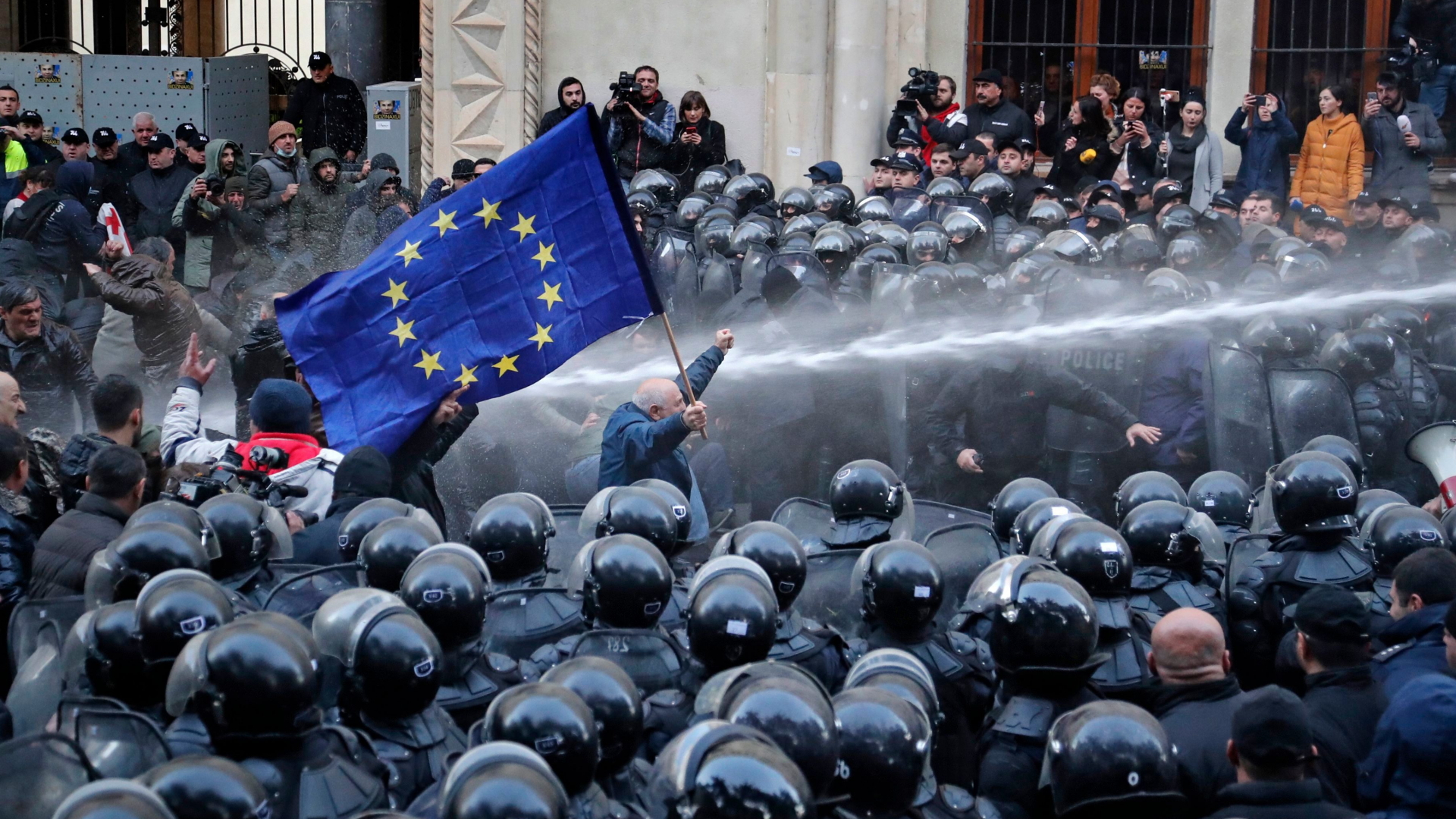 Ein Demonstrant mit EU-Flagge stellt sich einem Wasserwerfer entgegen | ZURAB KURTSIKIDZE/EPA-EFE/REX