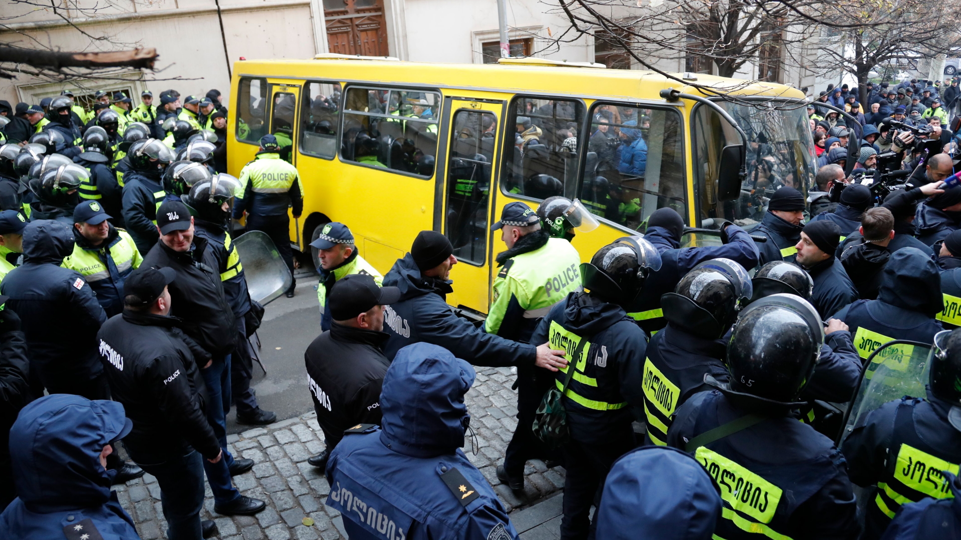 Mit einem Bus versperrt die Polizei einen der Zugänge zum Parlament | ZURAB KURTSIKIDZE/EPA-EFE/REX