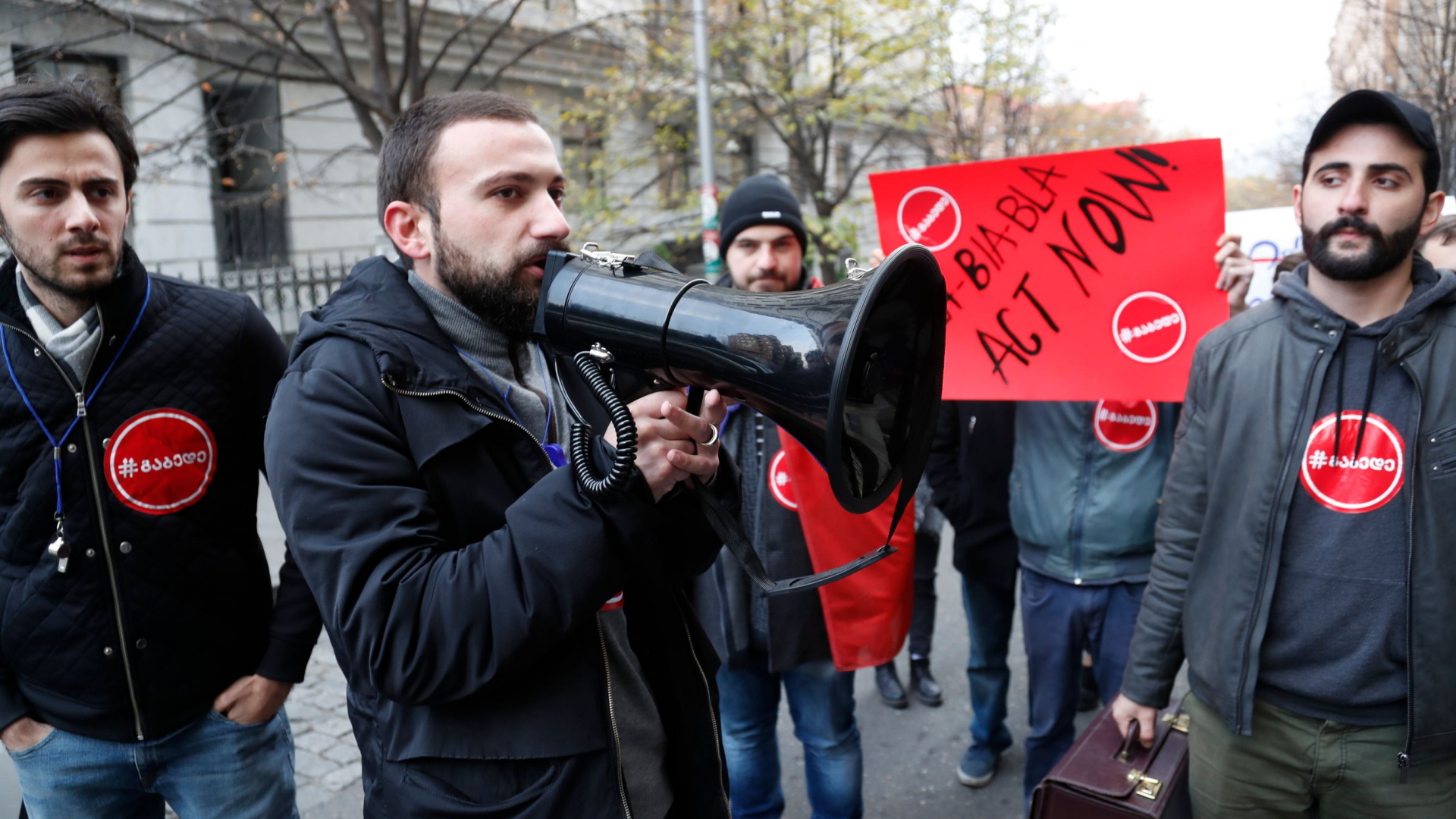 Junge Aktivisten beteiligen sich am Protest vor dem Parlament in Tiflis | ZURAB KURTSIKIDZE/EPA-EFE/REX