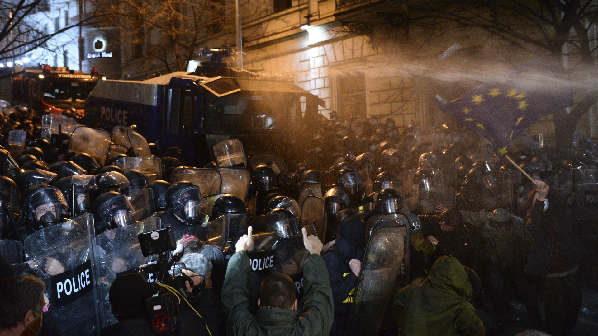 Die Polizei setzt Wasserwerfer vor dem georgischen Parlamentsgebäude gegen Demonstranten ein. | dpa