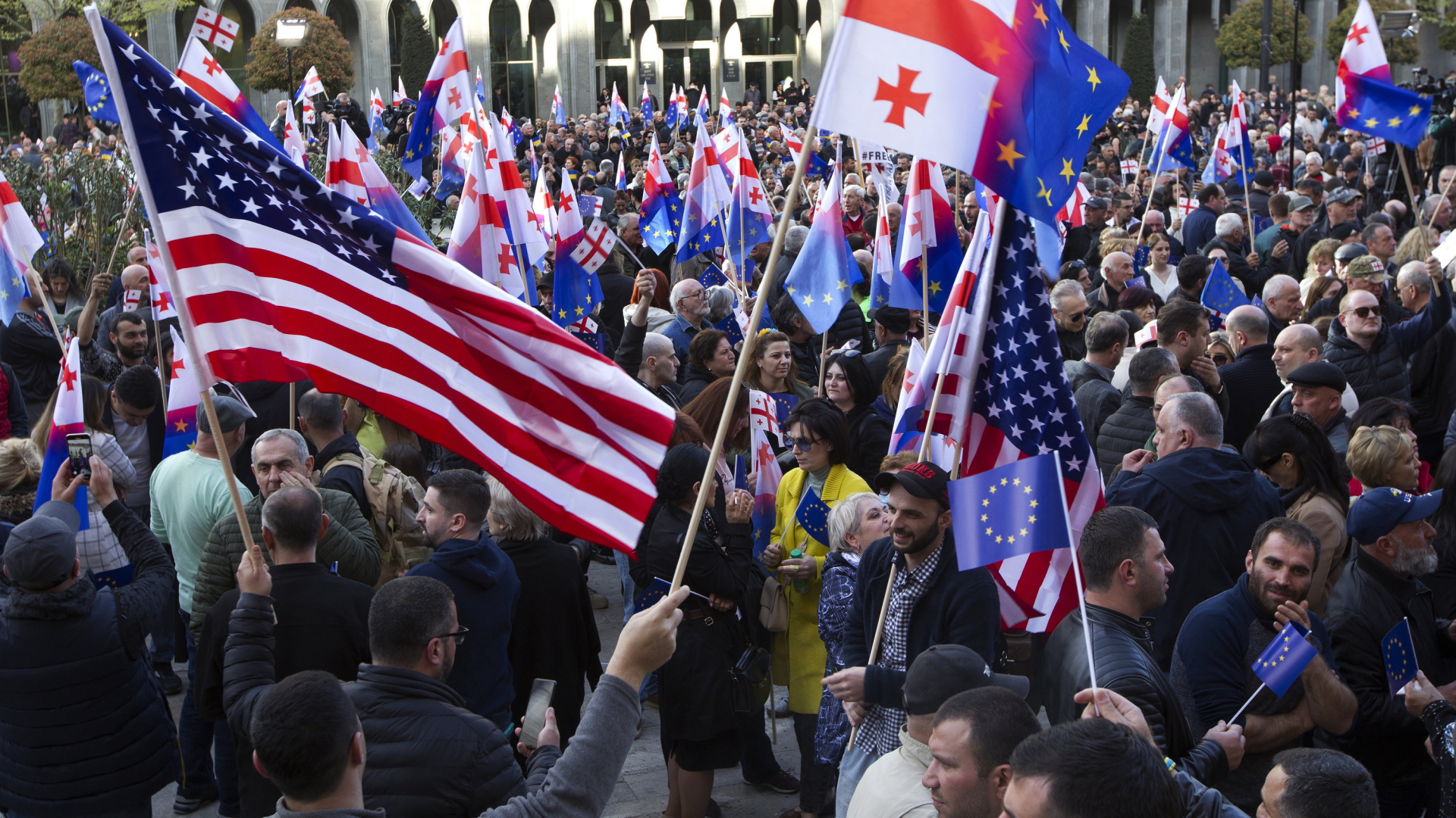 Demonstranten mit georgischen sowie EU- und US-Flaggen in Tiflis
