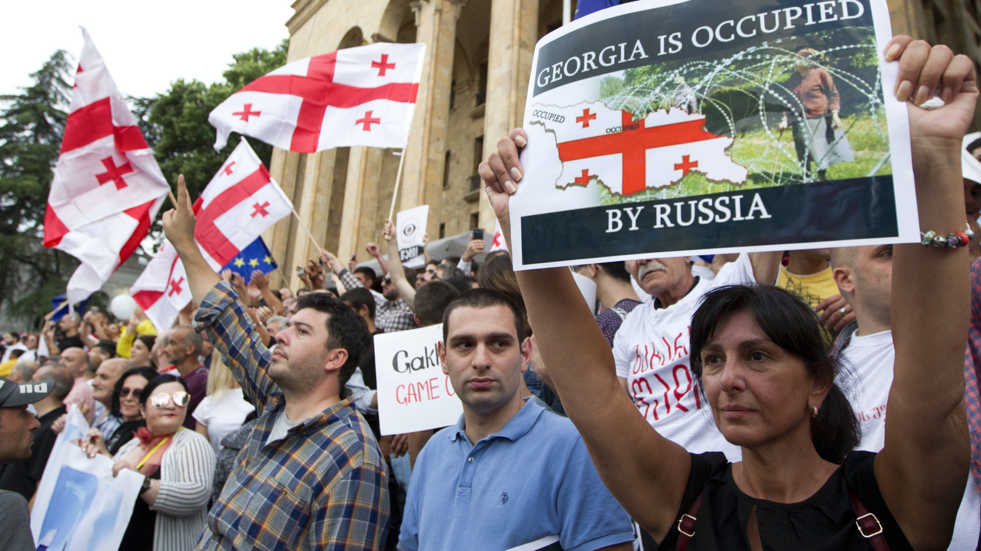 Demonstranten vor dem Parlament in Tiflis | AP