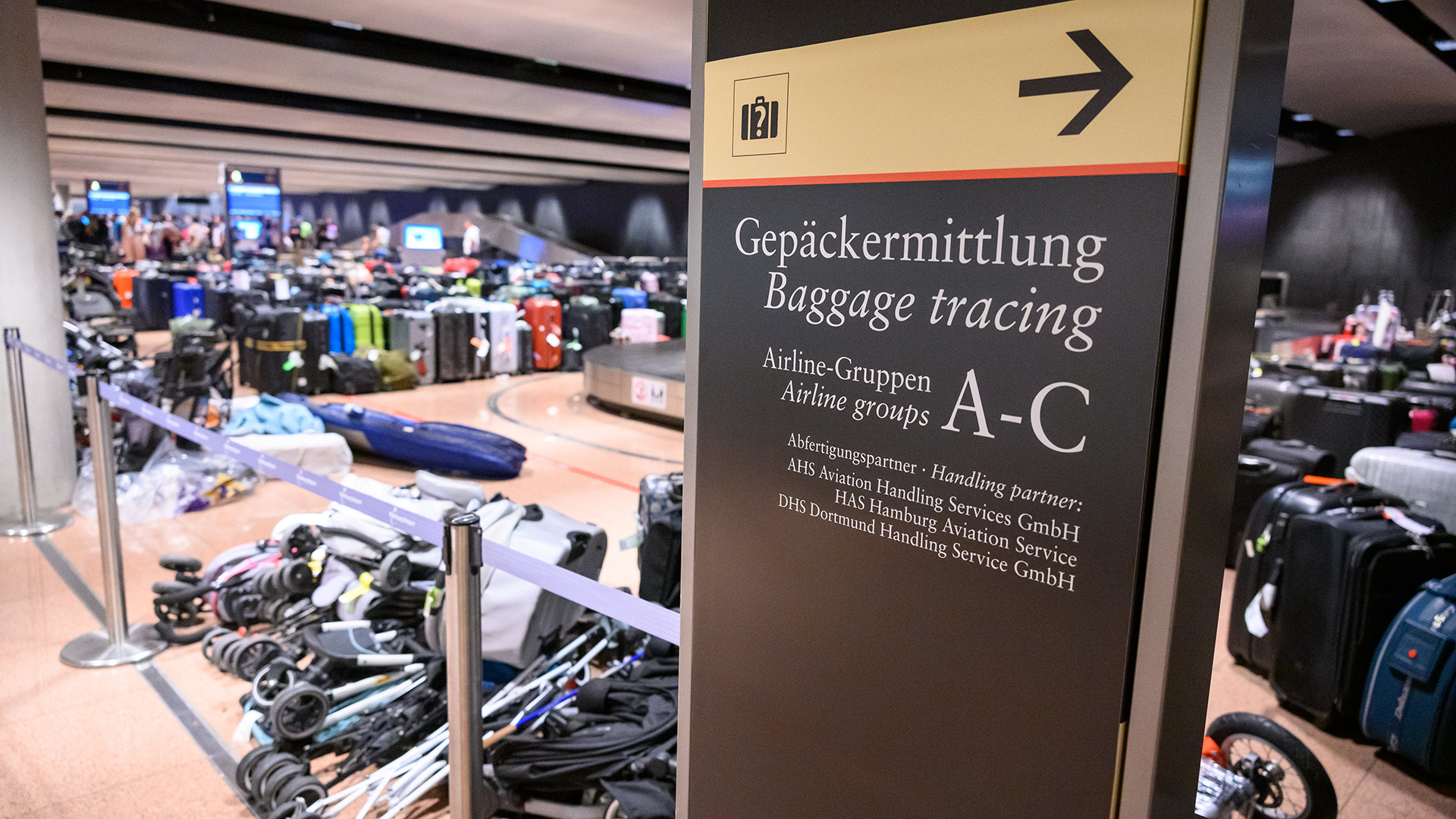 Zahlreichen lagernde Koffer und zusammengeklappte Kinderwagen im Gepäckausgabe-Bereich des Hamburger Flughafens.  | dpa