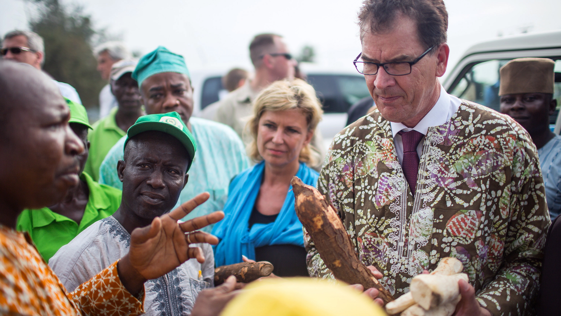 Entwicklungsminister Gerd Müller unterhält sich am 11.06.2014 mit Bauern bei Abeokuta, Nigeria.  