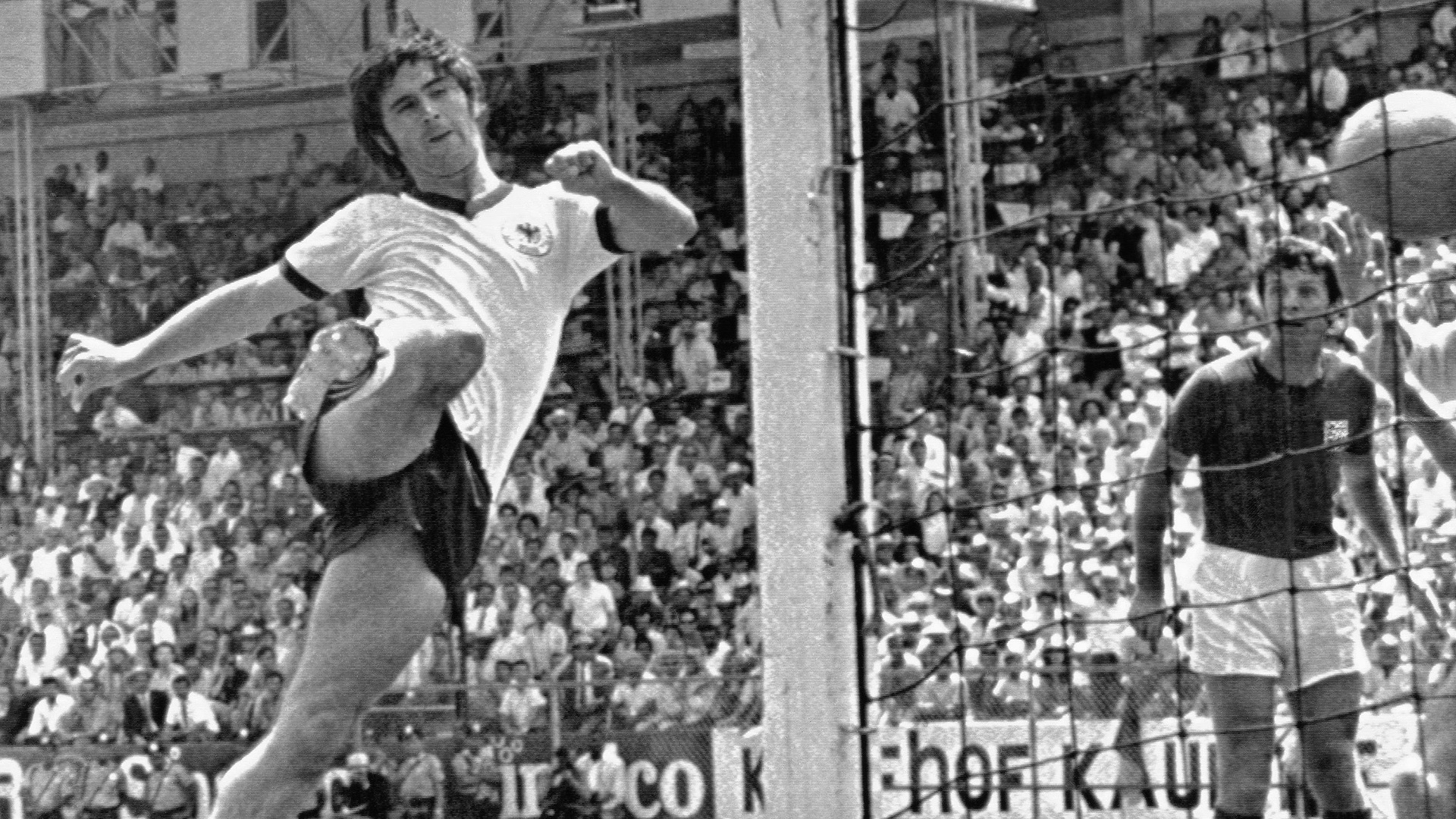 Gerd Müller schießt während des WM-Viertelfinalspiels am 14 Juni 1970 zwischen Deutschland und England in Leon, Mexiko, das entscheidende dritte Tor für Deutschland. | AP
