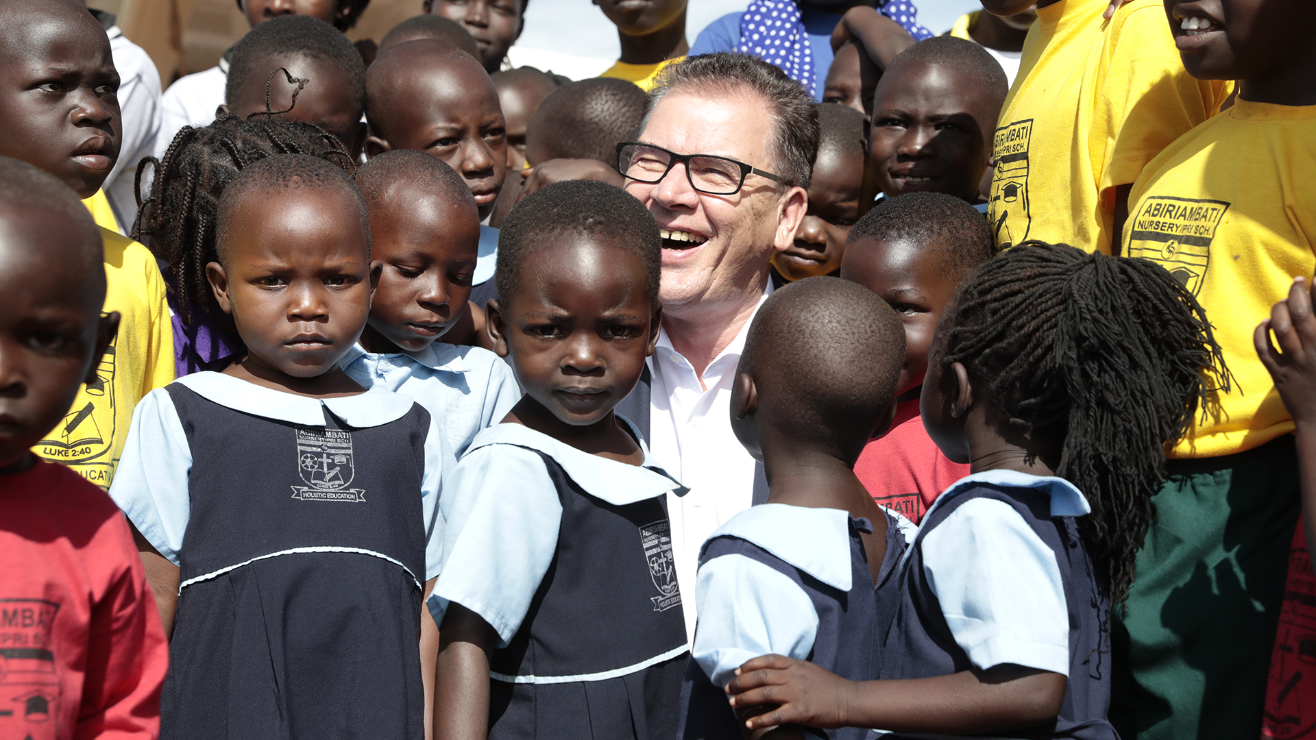 Gerd Müller mit Kindern in Uganda. | picture alliance / photothek