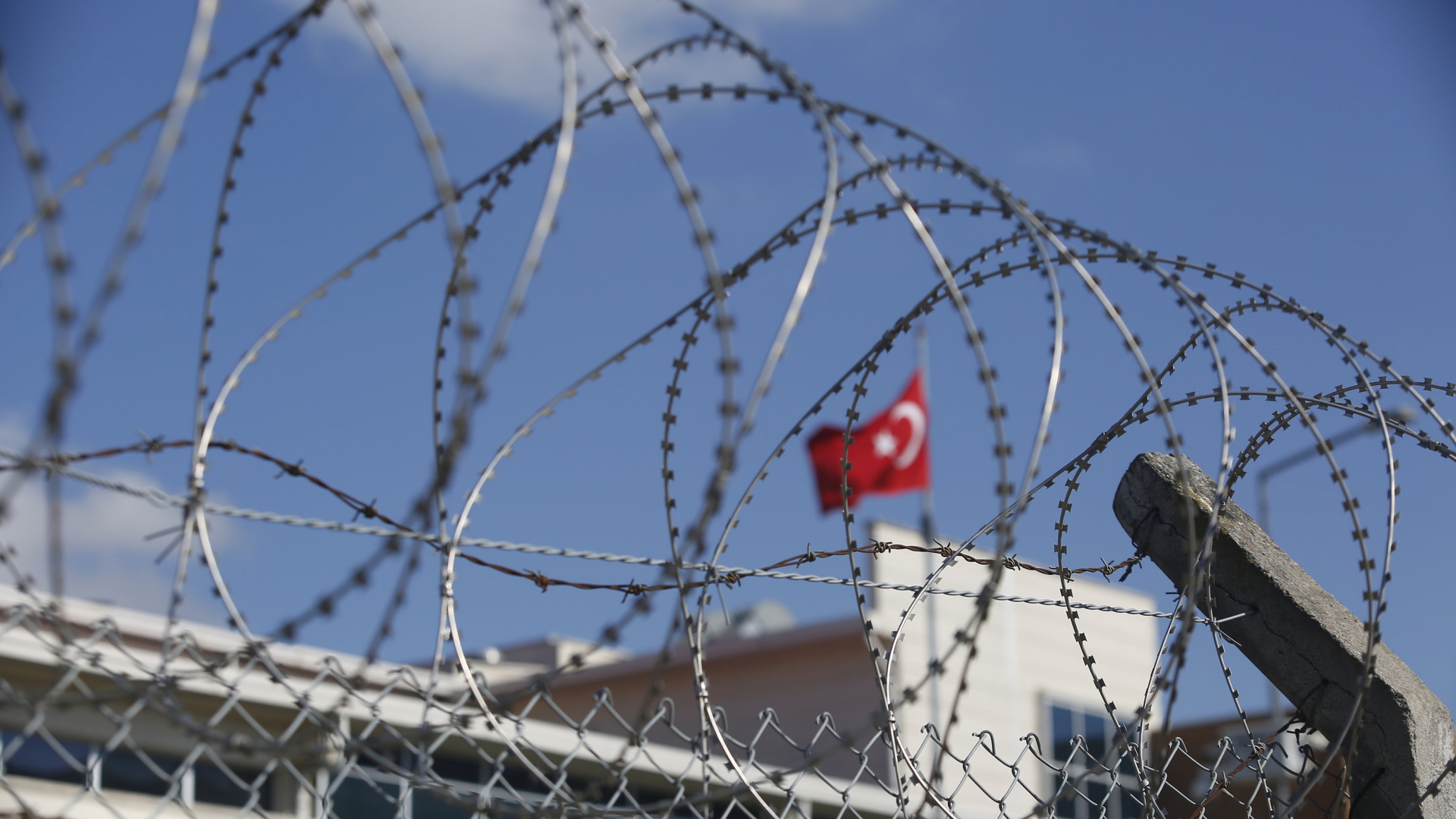 Ein mit NATO-Draht gesicherter Zaun umgibt das Gericht in Silivri, außerhalb Istanbuls. | AP