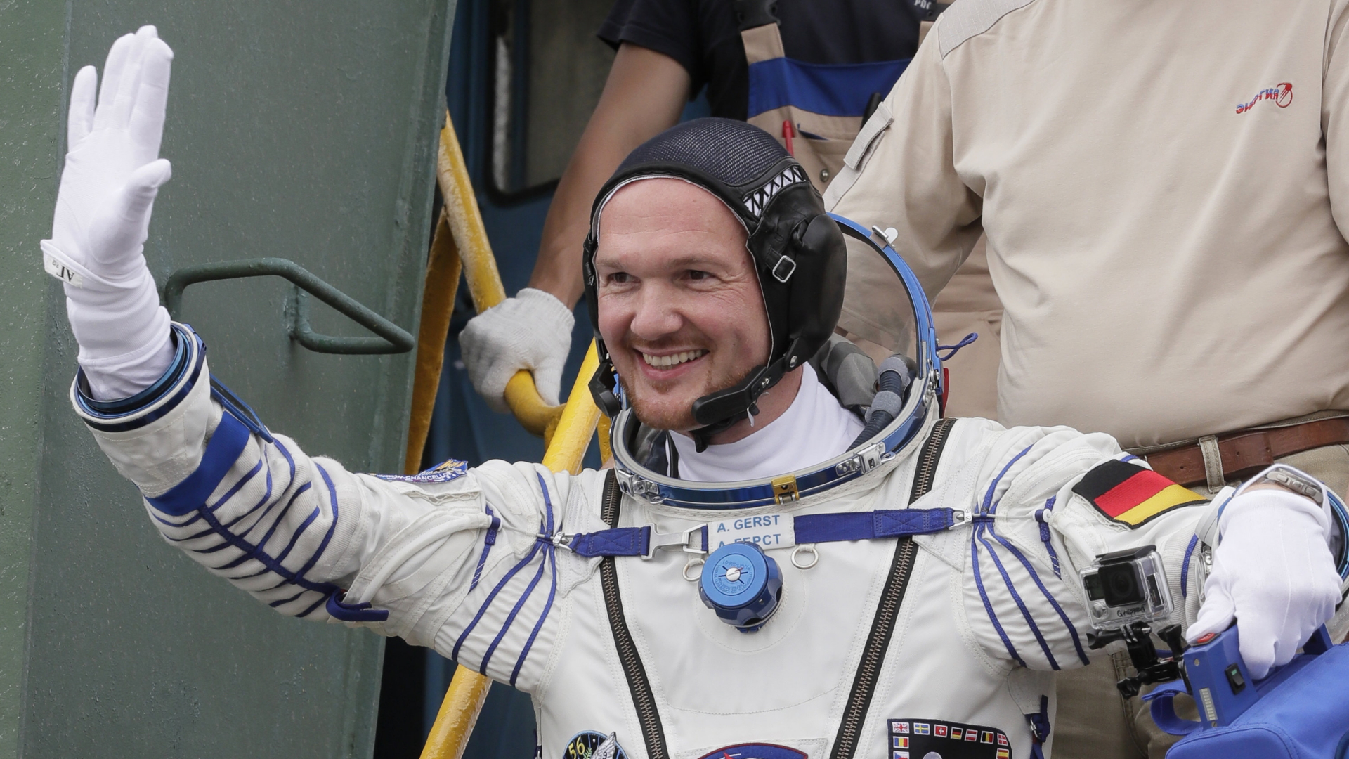 Astronaut Alexander Gerst formt kurz vor Start seiner Weltraummission mit seinen Händen ein Herz.
