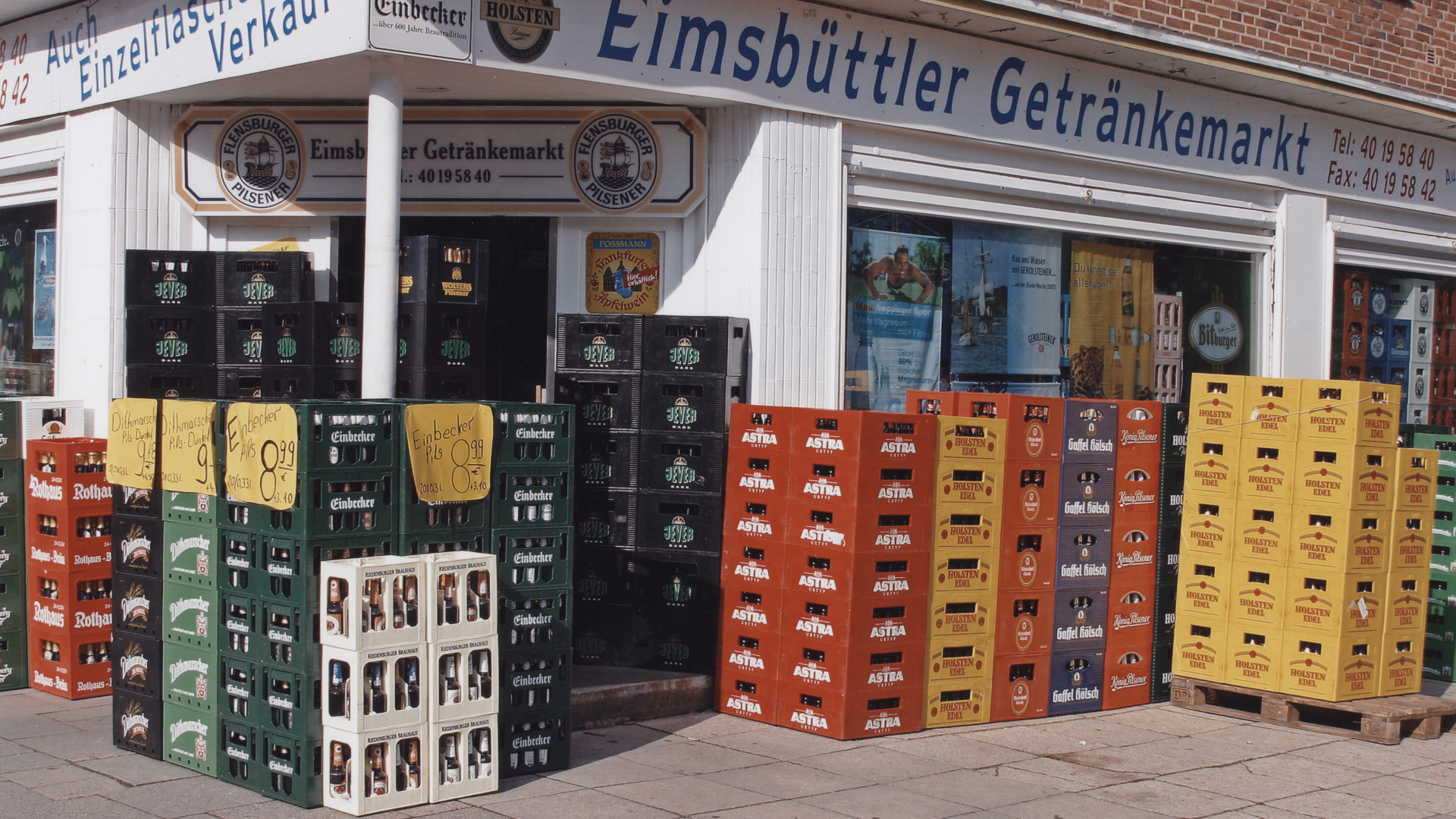 Vor einem Getränkemarkt in Hamburg stehen zahlreiche Getränkekisten | ARD-aktuell