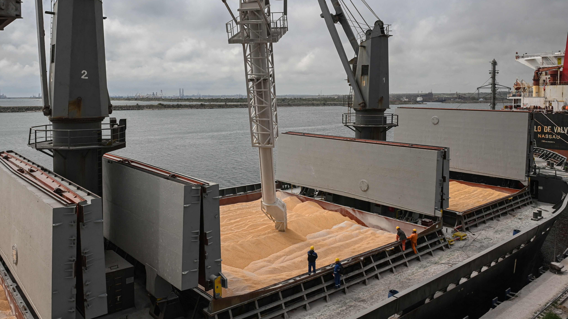 Getreide wird auf ein Schiff geladen. | AFP