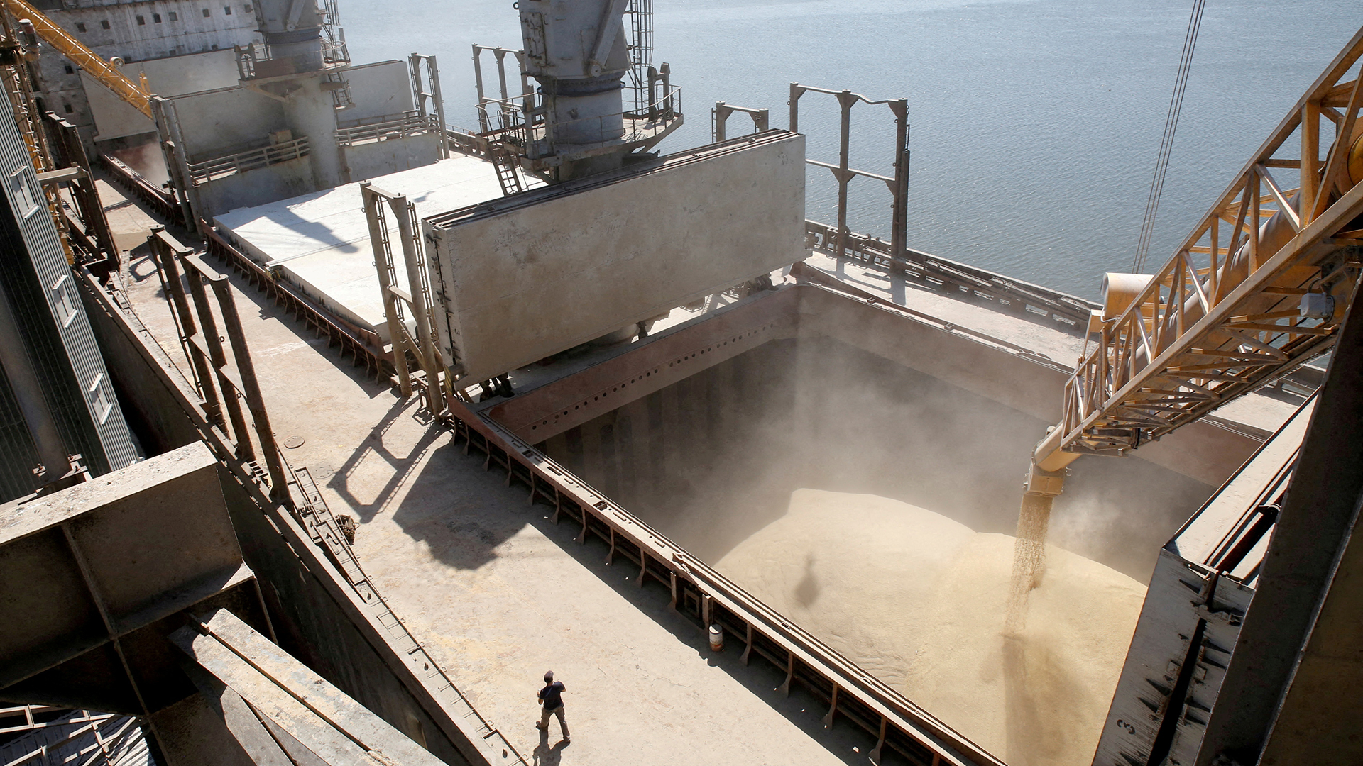 Getreide wird am Verladeterminal eines ukrainischen Agrarexporteurs in der südukrainischen Stadt Nikolaev maschinell in ein Schiff geschüttet. (Archivbild: 9. Juli 2013)