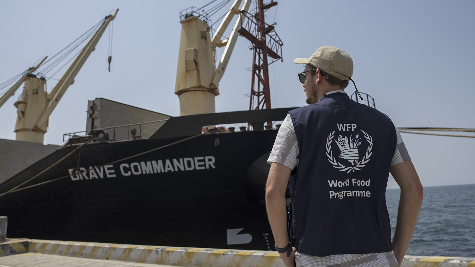Ein Mitarbeiter des Welternährungsprogramms (WFP) steht auf dem Dock neben dem Massengutfrachter Brave Commander, nachdem dieser im Hafen von Dschibuti angekommen ist. | dpa