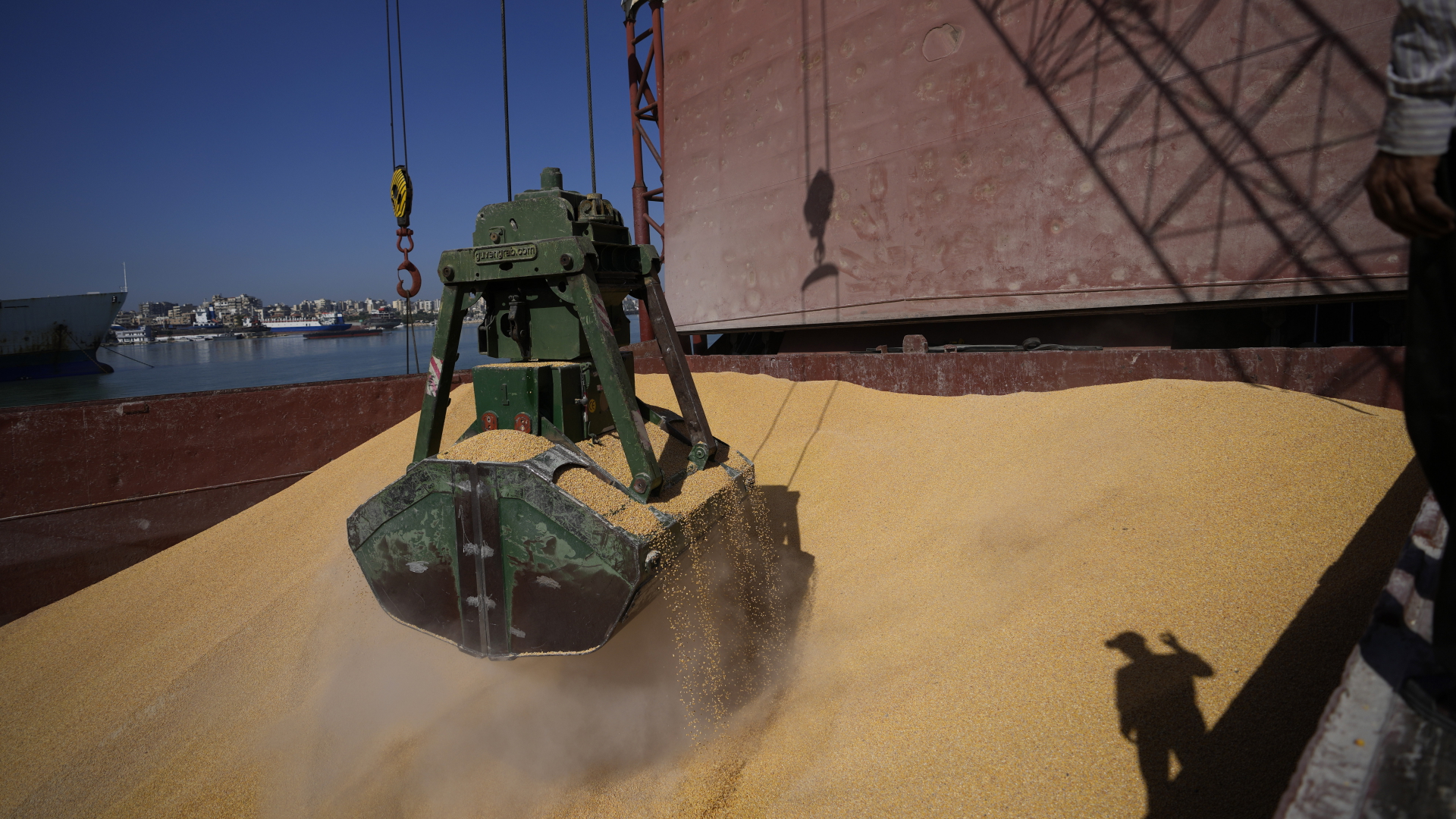Ein Kran lädt ukrainischen Mais von einem Schiff auf libanesische Lastkraftwagen im Hafen von Tripoli (Libanon). (Archivbild, 26.09.2022) | dpa