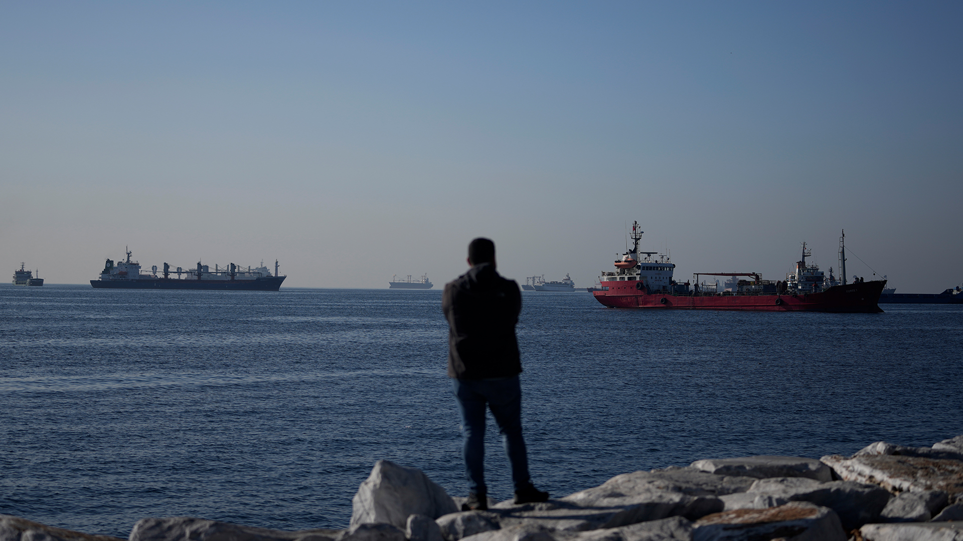 Frachtschiffe liegen vor Anker und warten auf die Durchfahrt durch die Bosporusstraße. | dpa