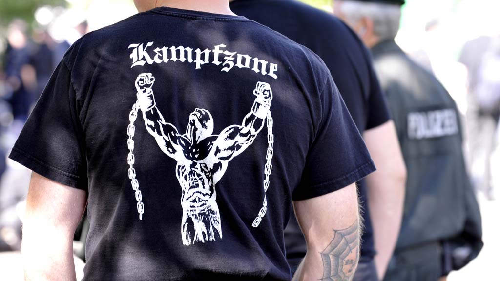 Ein Teilnehmer an einer rechtsextremen Kundgebung in Dortmund trägt ein T-Shirt mit der Aufschrift "Kampfzone" | picture alliance / dpa