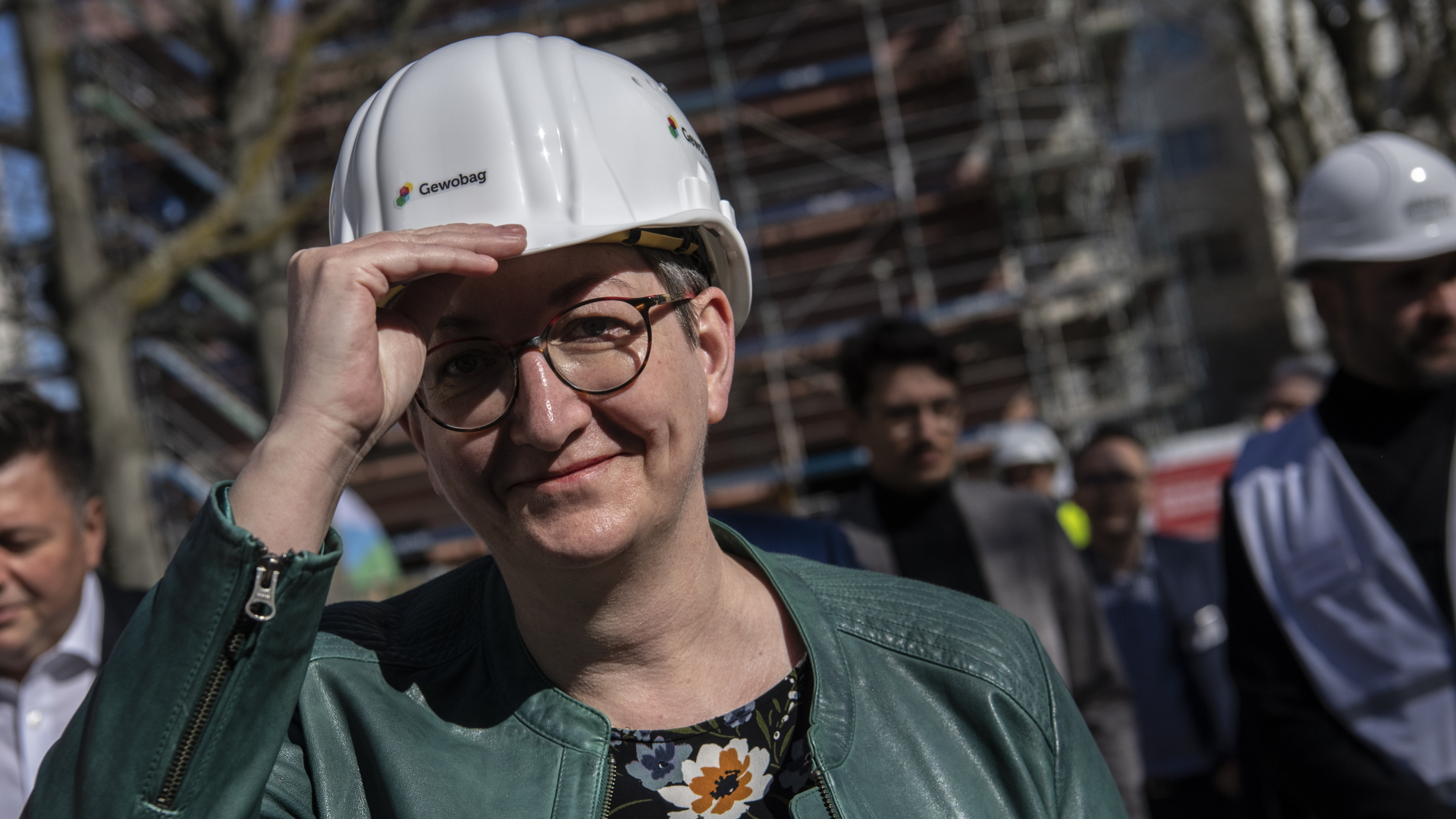 Bundesbauministerin Klara Geywitz (SPD) bei einem Baustellenrundgang in Berlin. | dpa