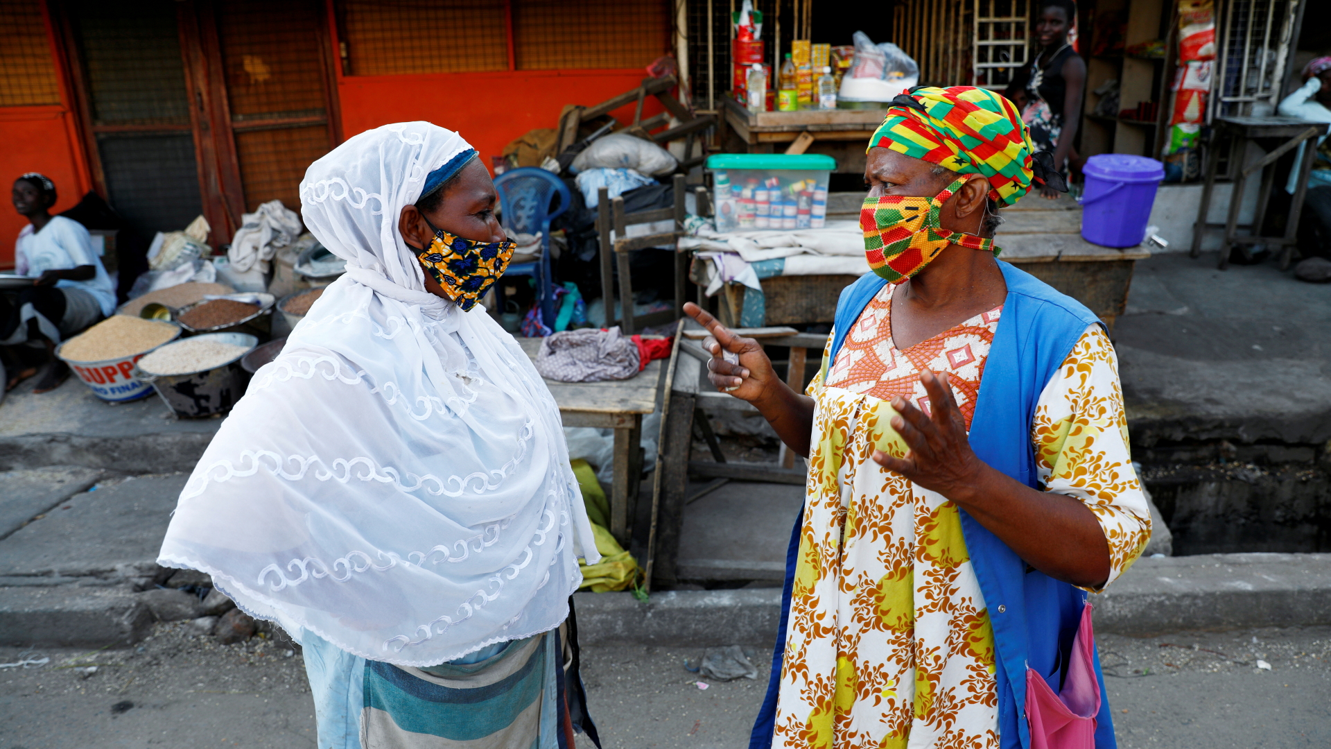 Frauen auf einem Markt in Accra, der Hauptstadt Ghanas, tragen Masken gegen das Coronavirus. | REUTERS
