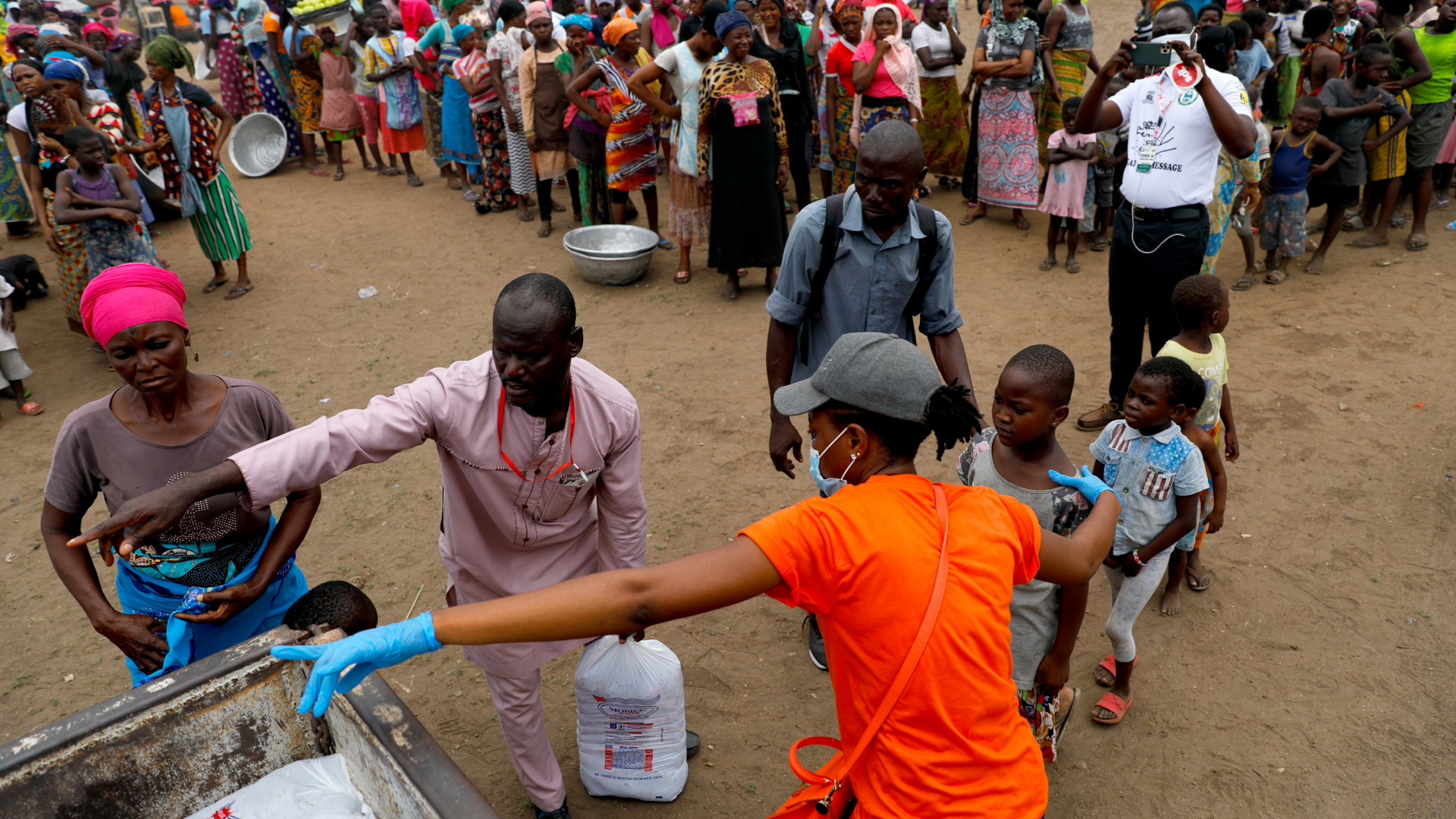 Essensausgabe an Arme in Accra/Ghana | REUTERS