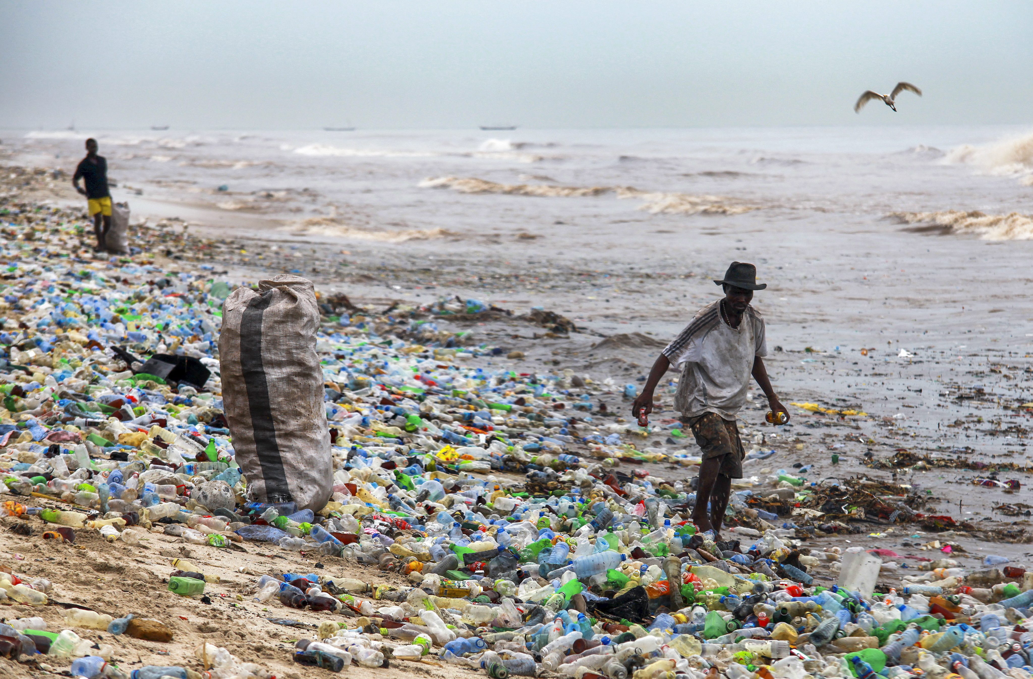 Am Korle Gono Strans bei Accra (Ghana) sammeln Männer Plastikmüll | picture alliance/dpa/EPA