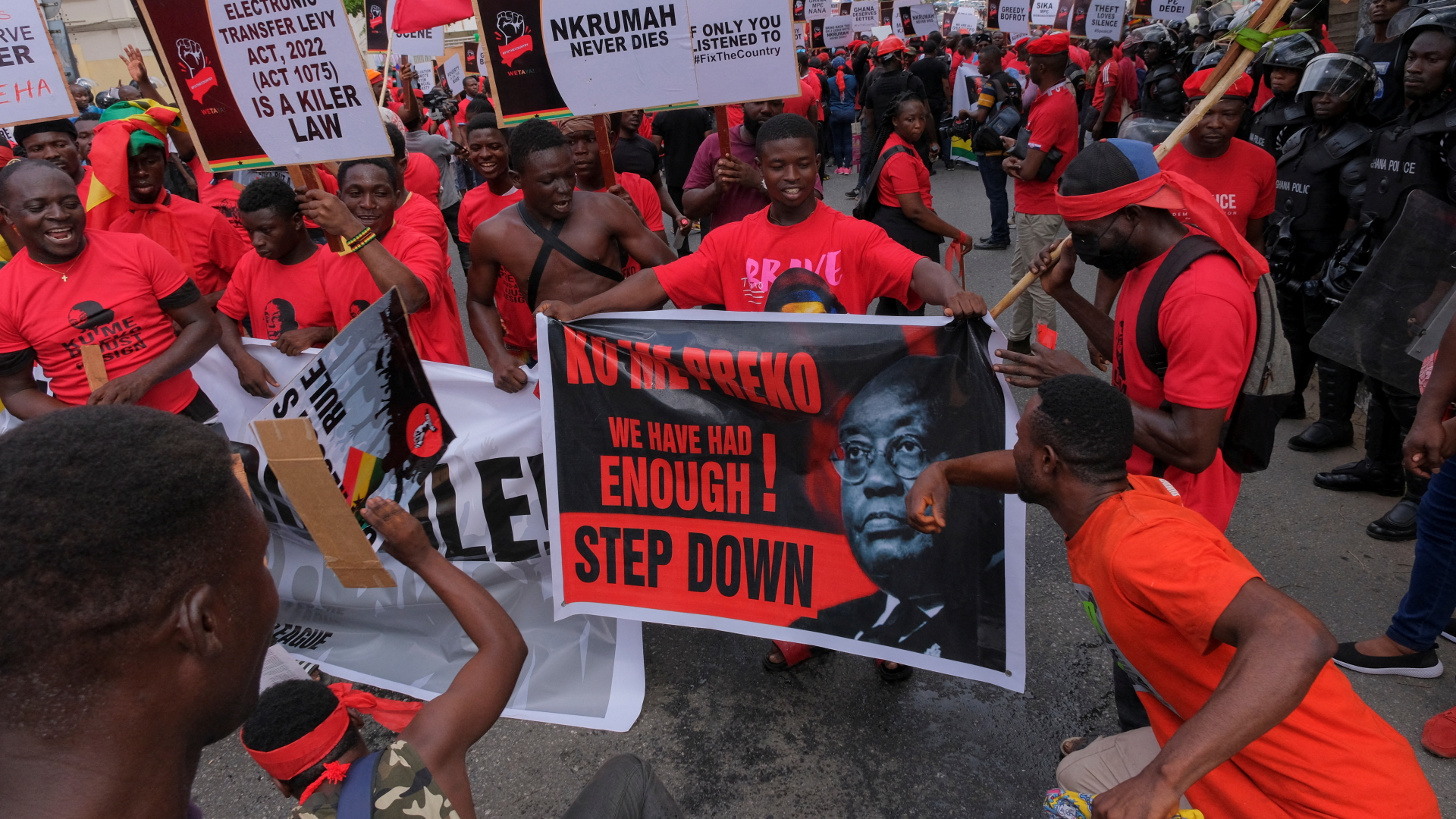 In roten T-shirts und mit Plakaten protestieren im November 2022 Menschen in Ghana für den Rücktritt von Präsident Akufo-Addo. | REUTERS