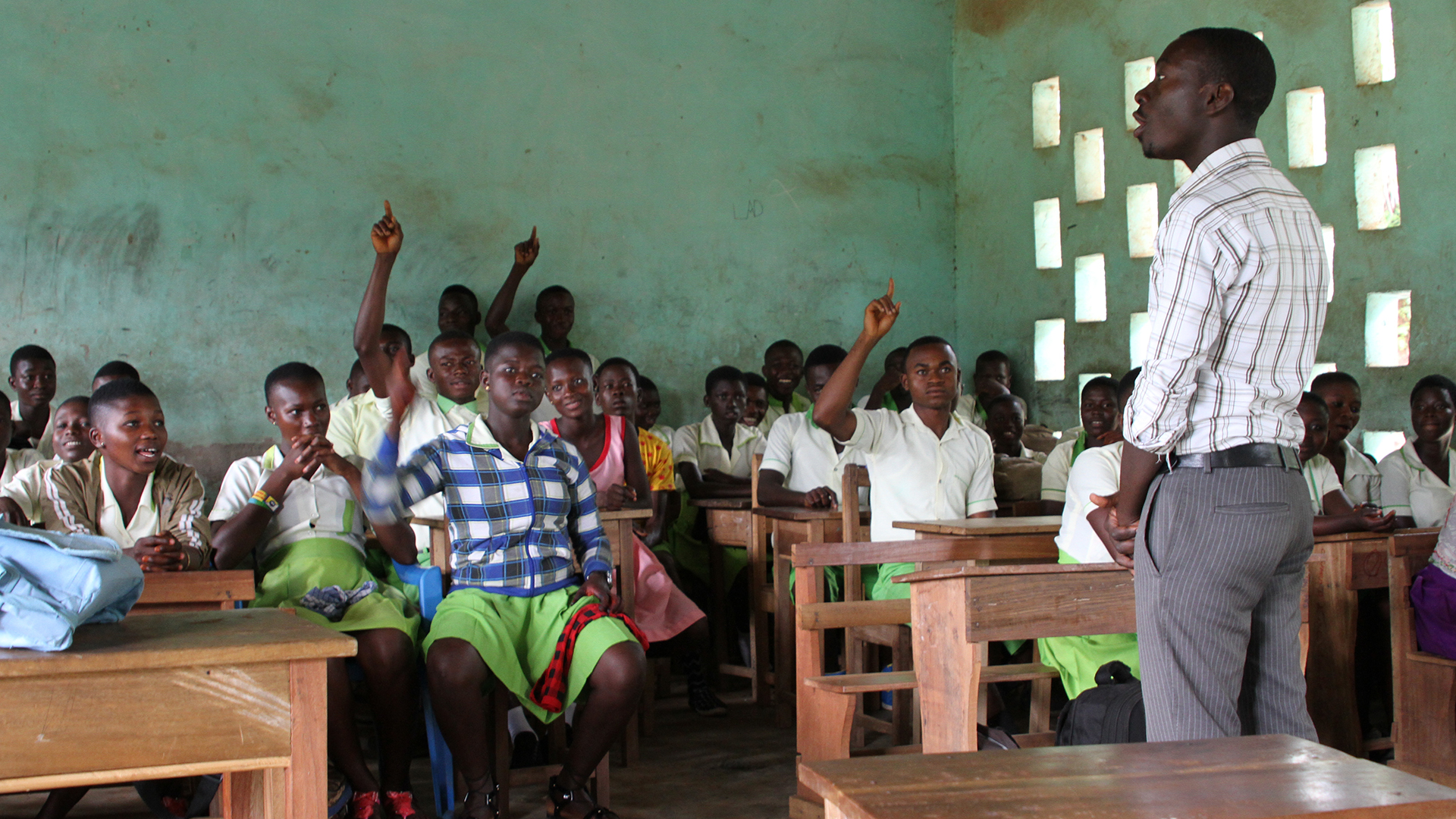 Ein Lehrer steht vor einer Schulklasse der Wuramumuso Grundschule in Brong-Ahafo (Ghana). | picture alliance / dpa