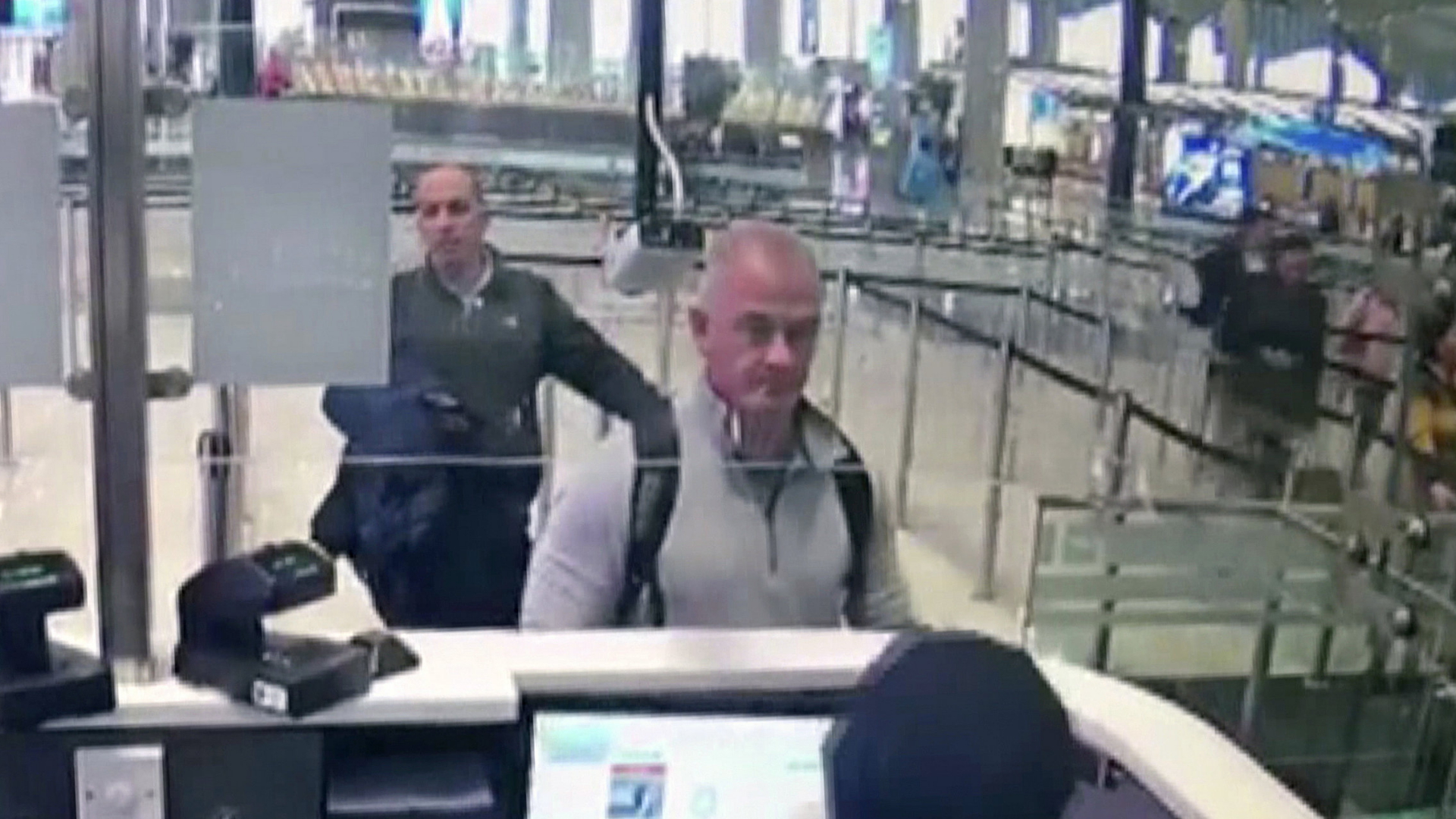 Michael Taylor und ein weiterer Fluchthelfer Ghosns am Flughafenschalter | AP
