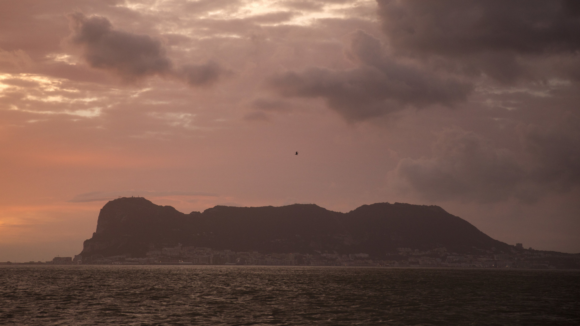 Gibraltar im Abendlicht vom Meer gesehen | AP
