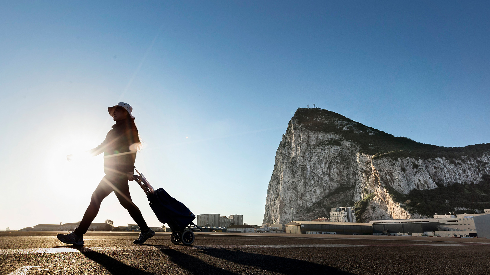 Eine Passantin auf der spanischen Seite vor dem Fels von Gibraltar | Bildquelle: AP