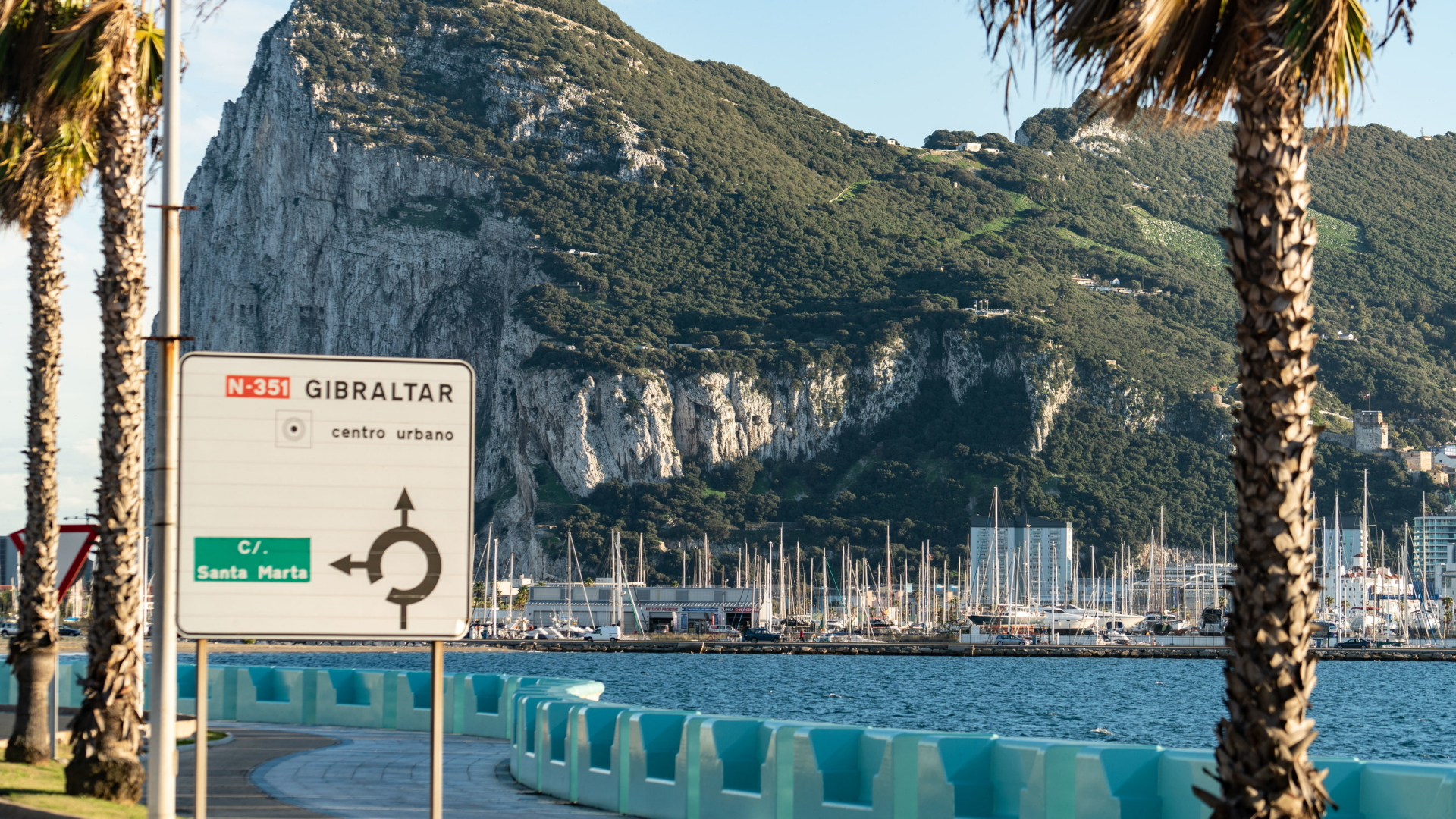 Der Felsen von Gibraltar ist vom spanischen La Linea de la Conception zu sehen.  | Bildquelle: dpa