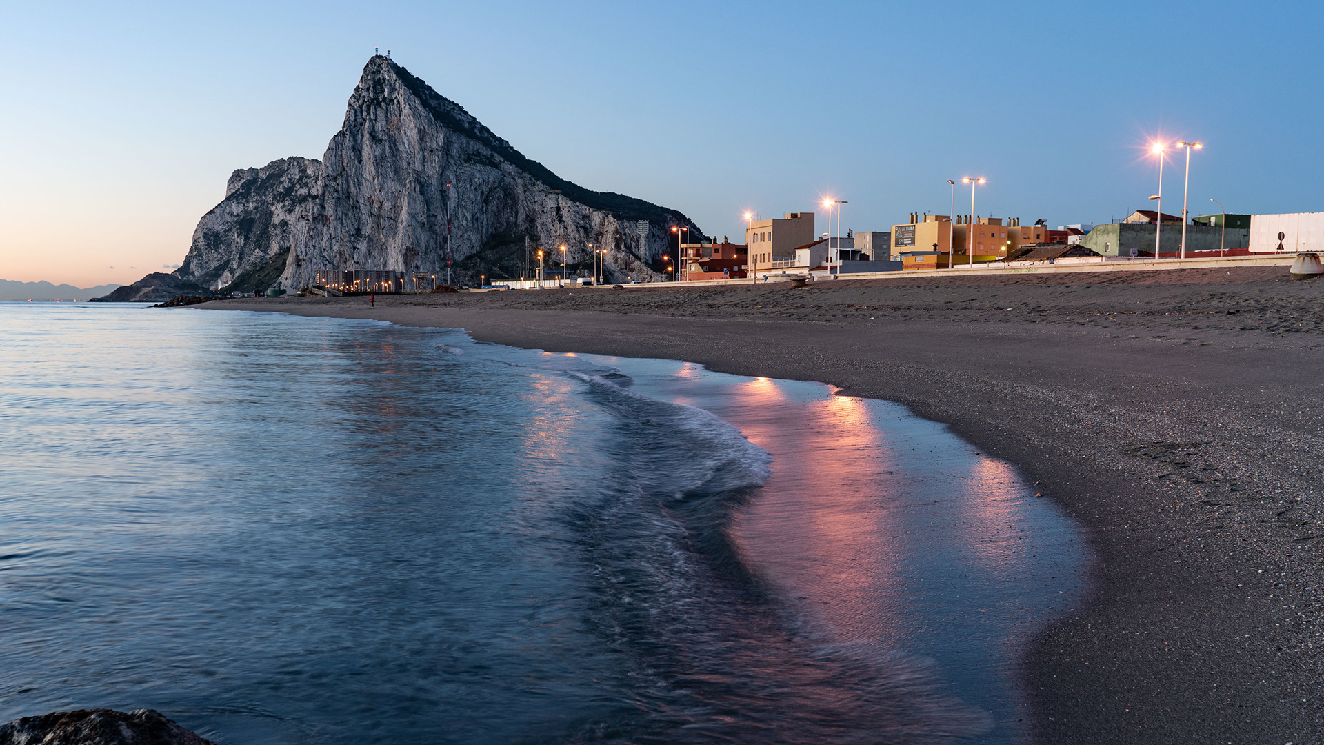 Der Felsen von Gibraltar steht vor Sonnenaufgang am Ende der Landzunge | dpa