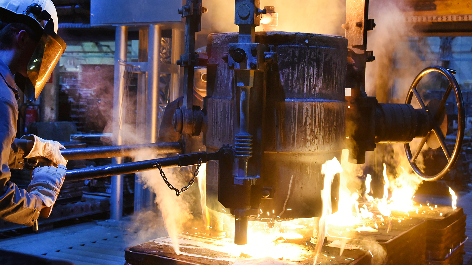 Im Schmelzbetrieb einer Gießerei füllt ein Gießereimechaniker geschmolzene Metall in bereitgestellte Formen. | picture alliance/dpa/dpa-Zentral