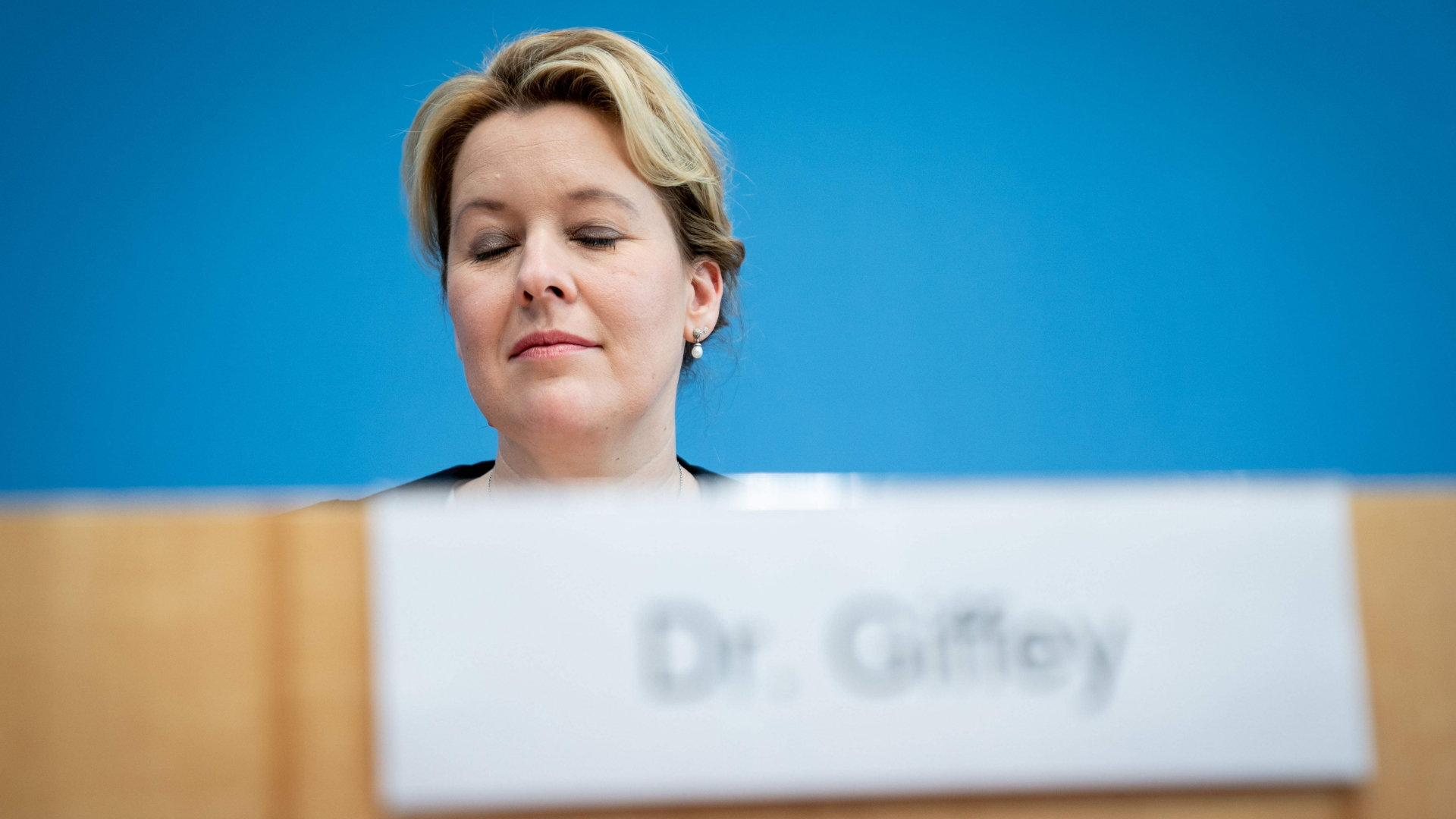 Giffey ist wegen ihrer Doktorarbeit unter Druck. | AFP