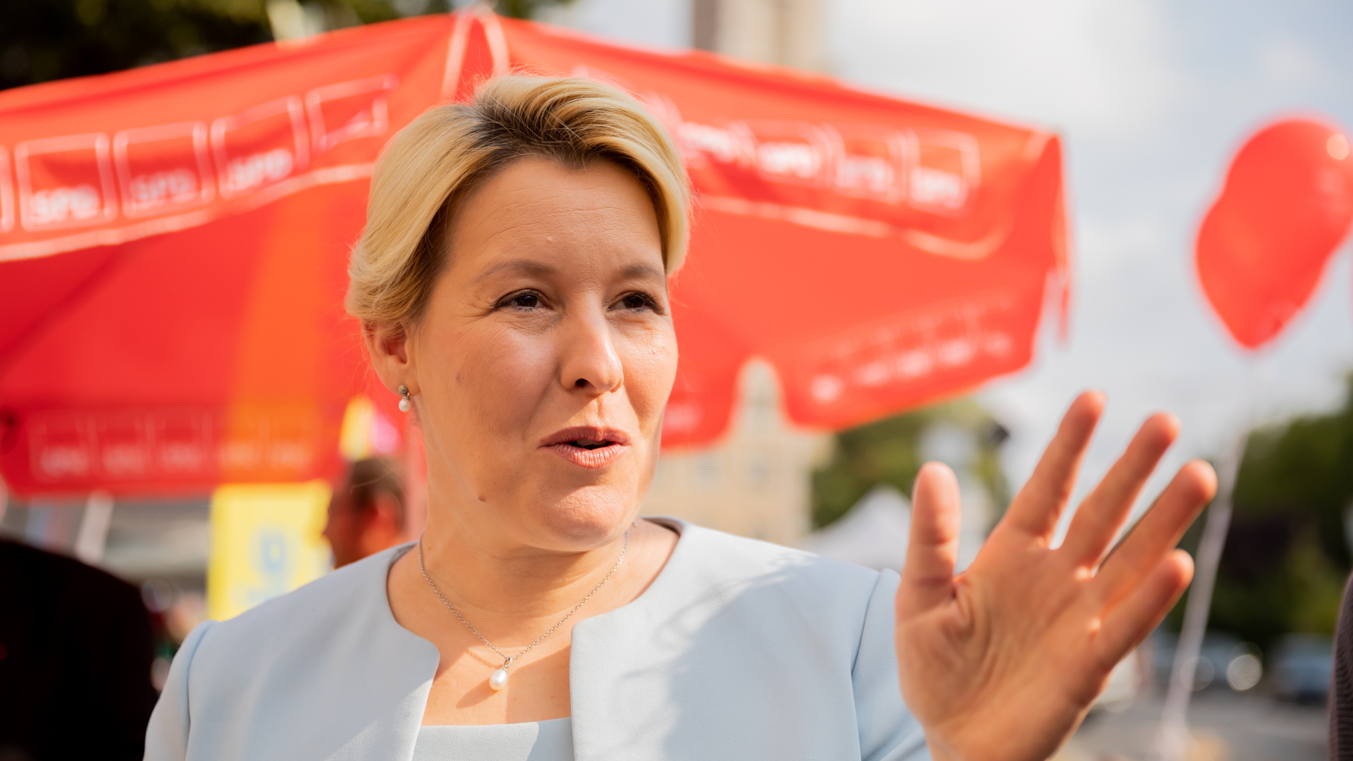 SPD-Spitzenkandidatin Franziska Giffey unterhält sich auf dem Markt am Breslauer Platz in Berlin-Friedenau an einem Wahlkampfstand. | dpa