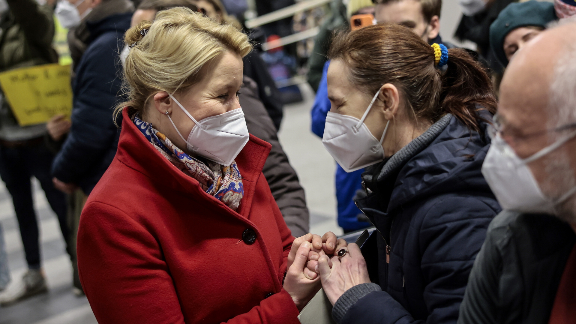 Berlins Regierende Bürgermeisterin Franziska Giffey spricht in einer Notunterkunft mit einer geflüchteten Frau aus Ukraine. | dpa