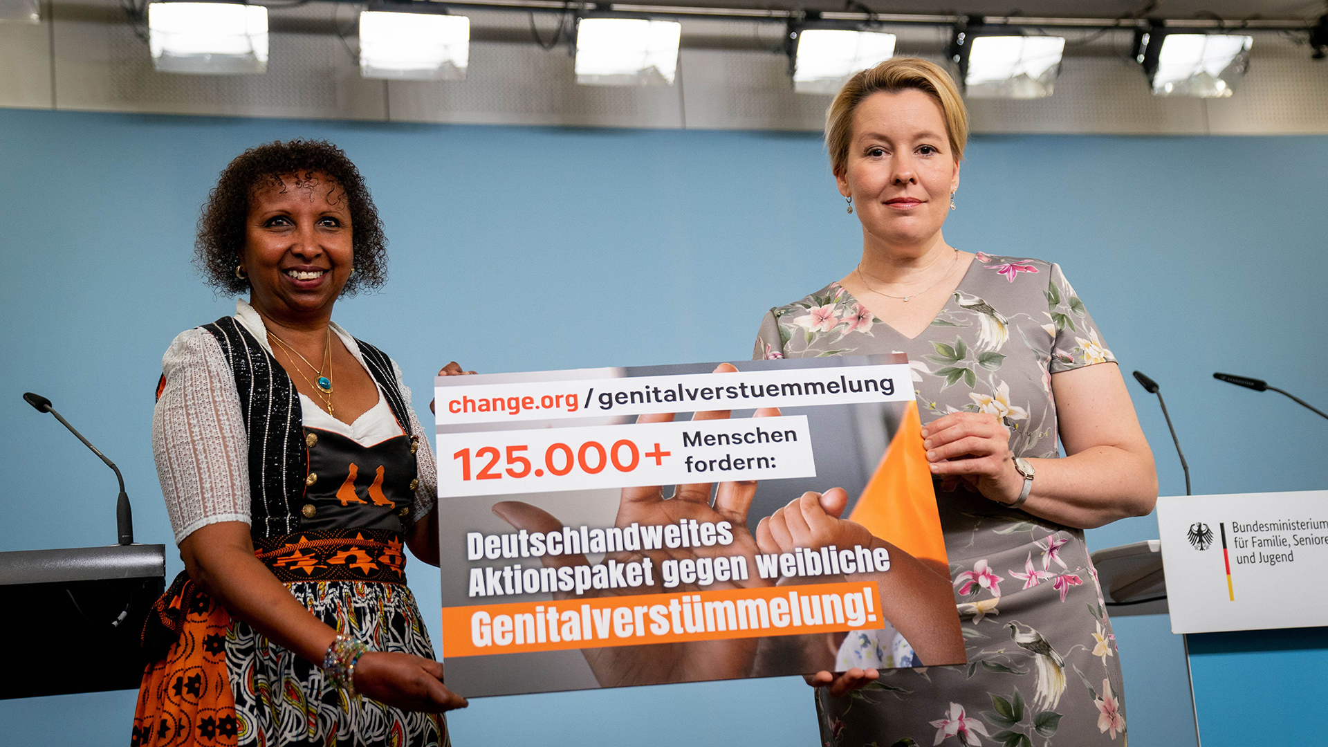 Ministerin Franziska Giffey und  Fadumo Korn, Vorsitzende von "NALA e.V. Bildung statt Beschneidung" zeigen ein Plakat einer Unterschriftensammlung gegen Genitalverstümmelung | dpa
