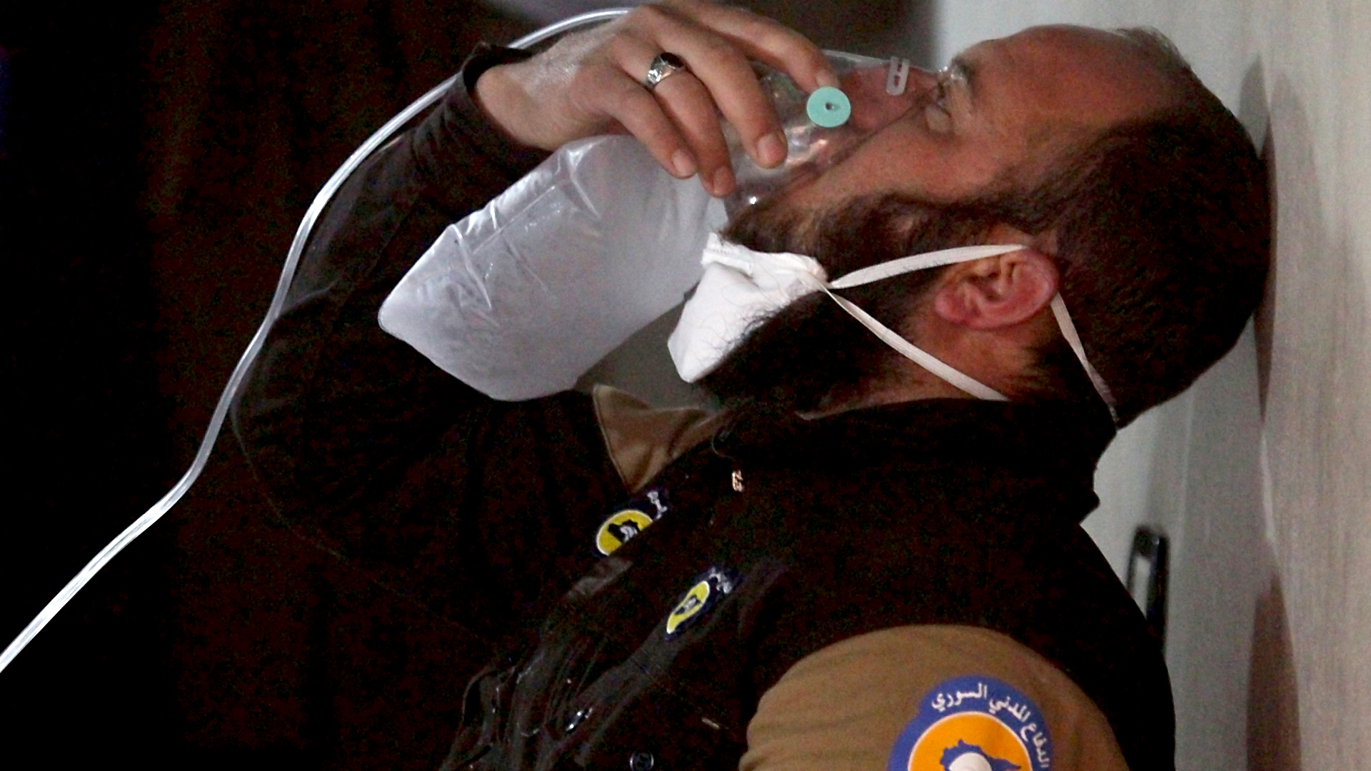 Ein syrische Rettungshelfer wird nach dem mutmaßlichen Giftgasangriff behandelt