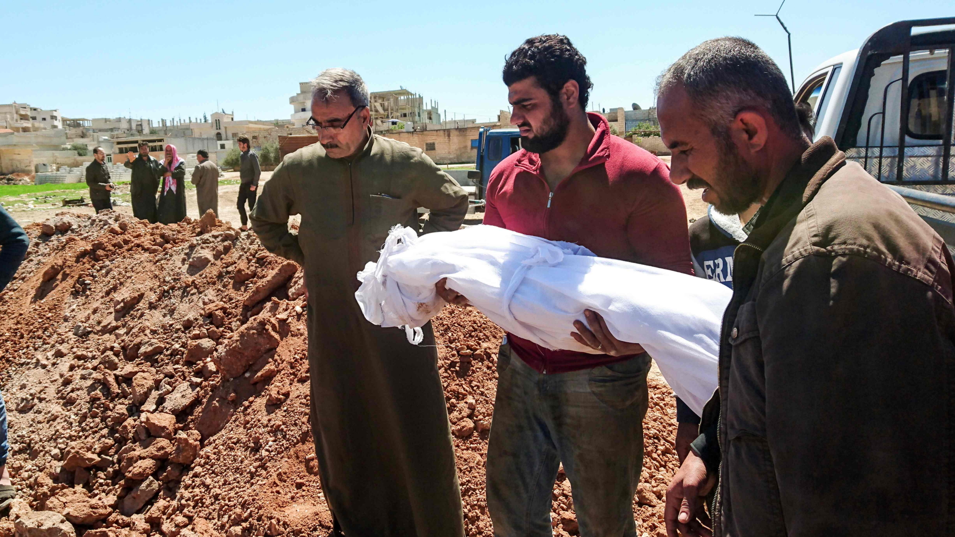 Syrer beerdigen Opfer der Giftgasattacke in Chan Scheichun | AFP