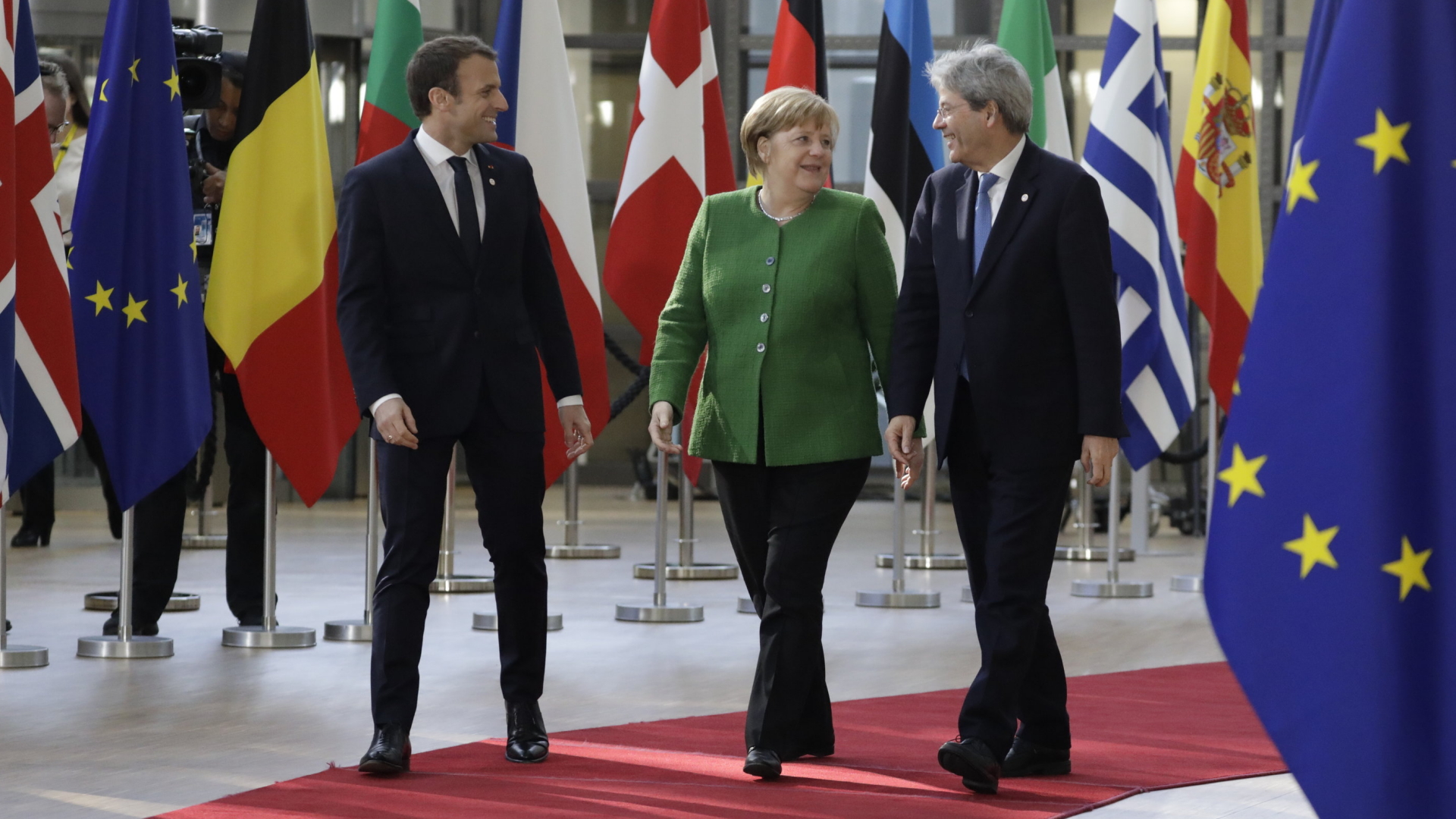 Emmanuel Macron, Präsident von Frankreich (li), Bundeskanzlerin Angela Merkel (mi) Paolo Gentiloni, Ministerpräsident von Italien | dpa