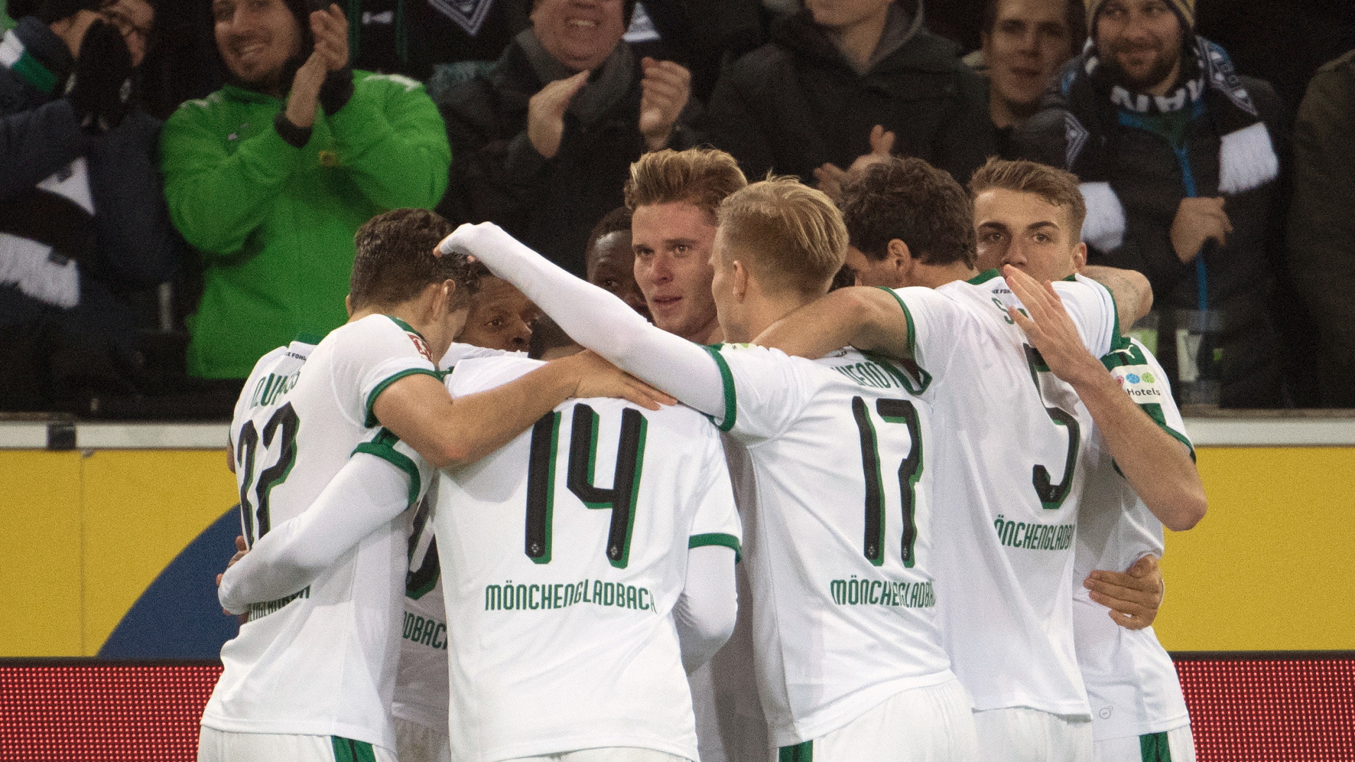Spieler von Borussia Mönchengladbach bejubeln ein Tor gegen den 1. FC Nürnberg | Bildquelle: dpa