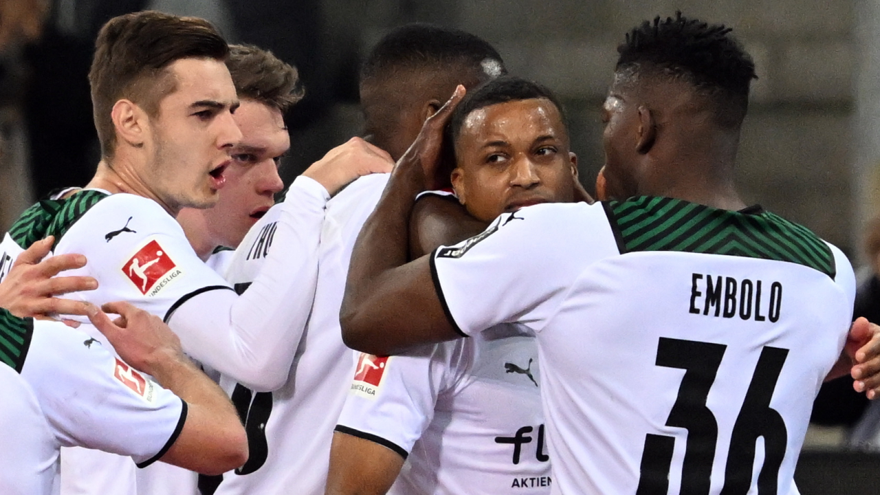 Fußballspieler von Borussia Mönchengladbach freuen sich über ein Tor gegen Hertha BSC. | dpa