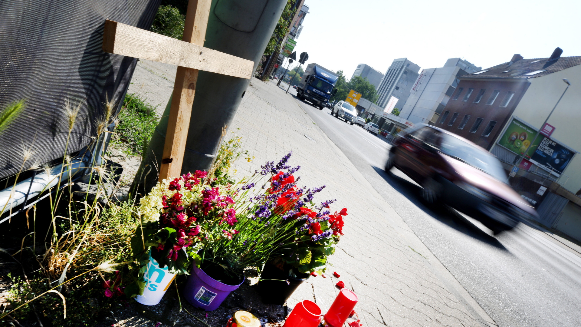 Ein Kreuz, Blumen und Kerzen an der Unfallstelle nach einem illegalen Autorennen in Mönchengladbach | dpa